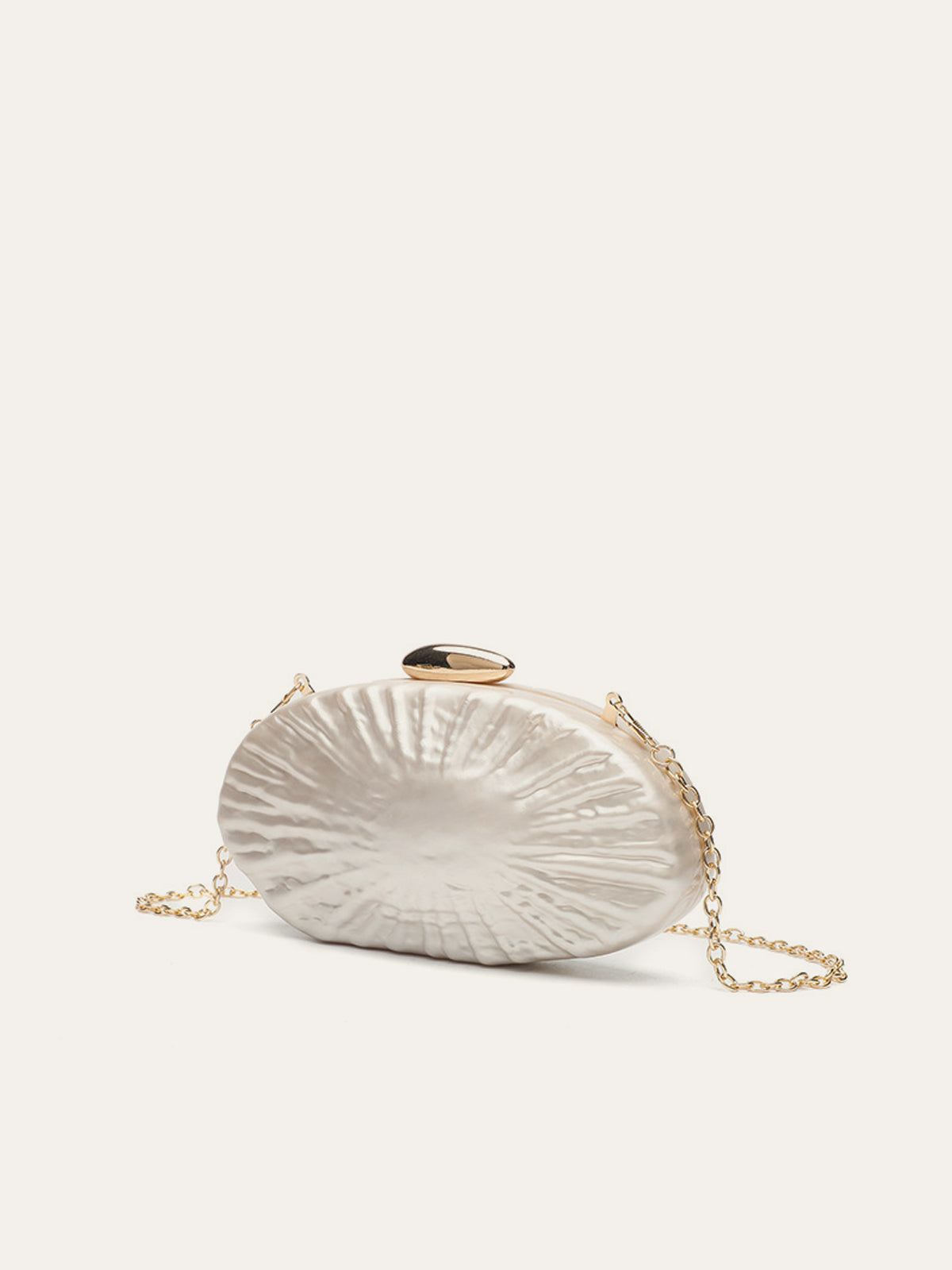 Clutch mit Perlenstruktur und Goldkette