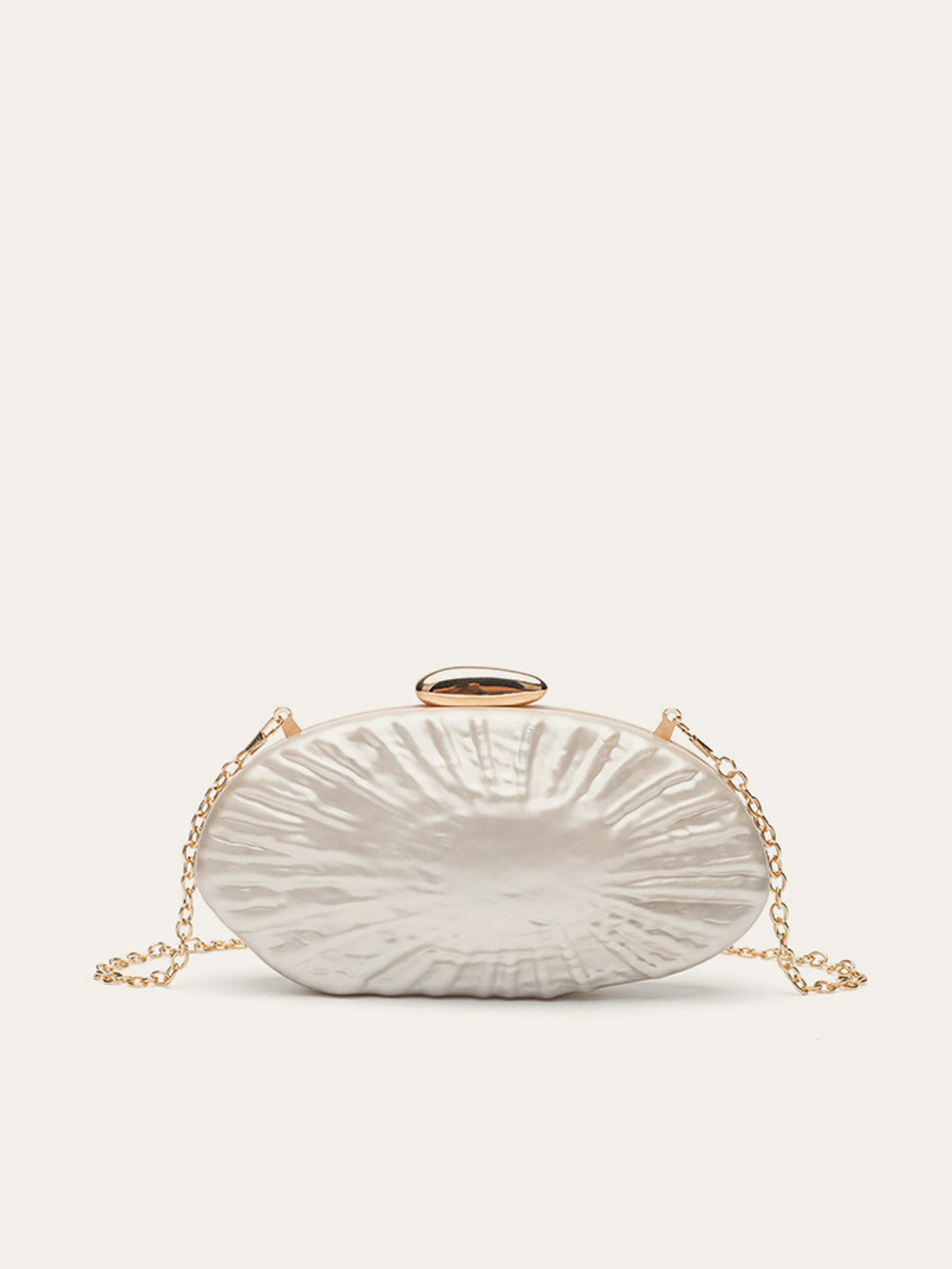 Clutch mit Perlenstruktur und Goldkette