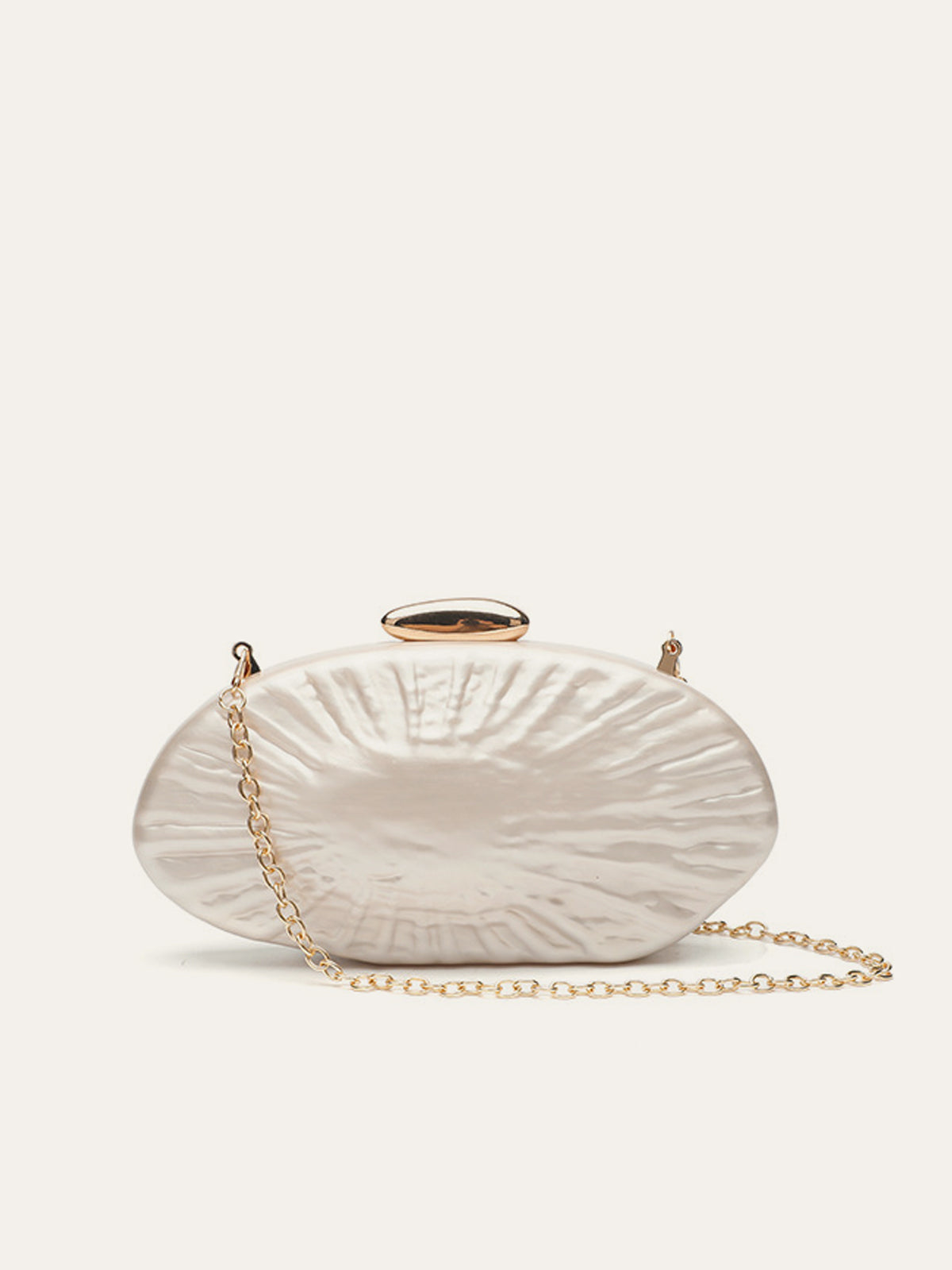 Clutch mit Perlenstruktur und Goldkette