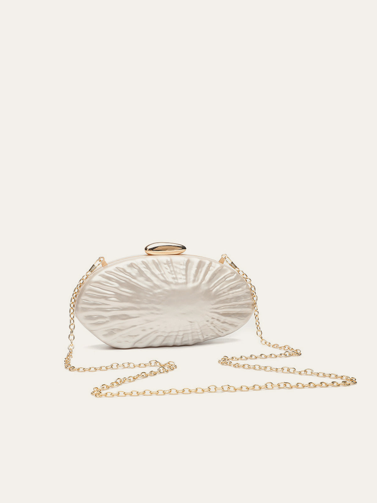 Clutch mit Perlenstruktur und Goldkette