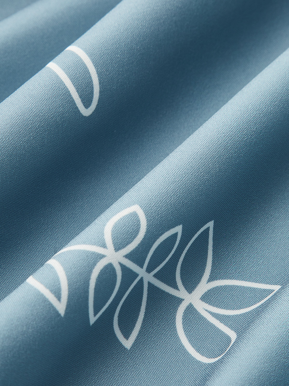 Bedrucktes Maxikleid mit Spaghettiträgern und Stufenrock