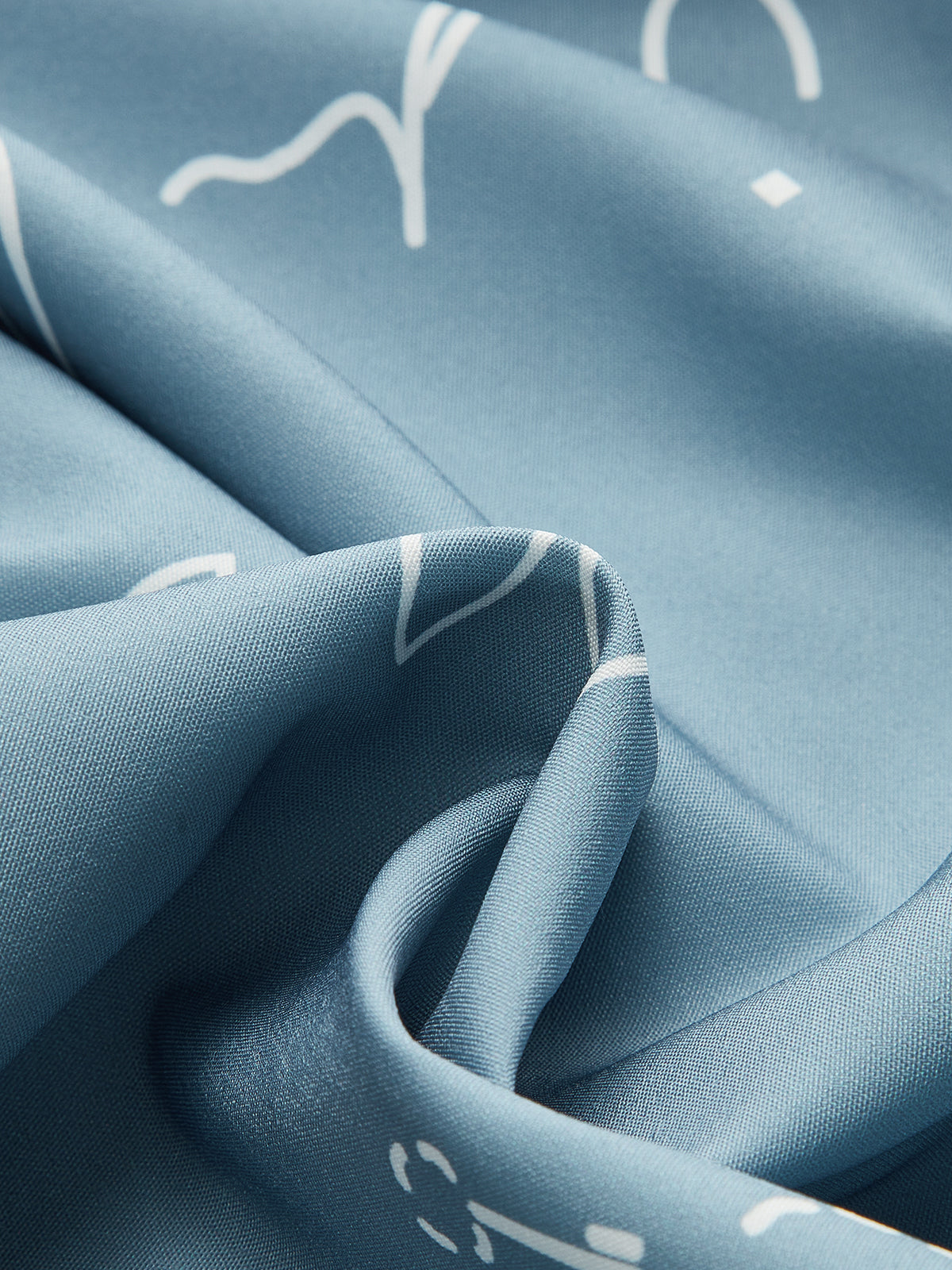 Bedrucktes Maxikleid mit Spaghettiträgern und Stufenrock