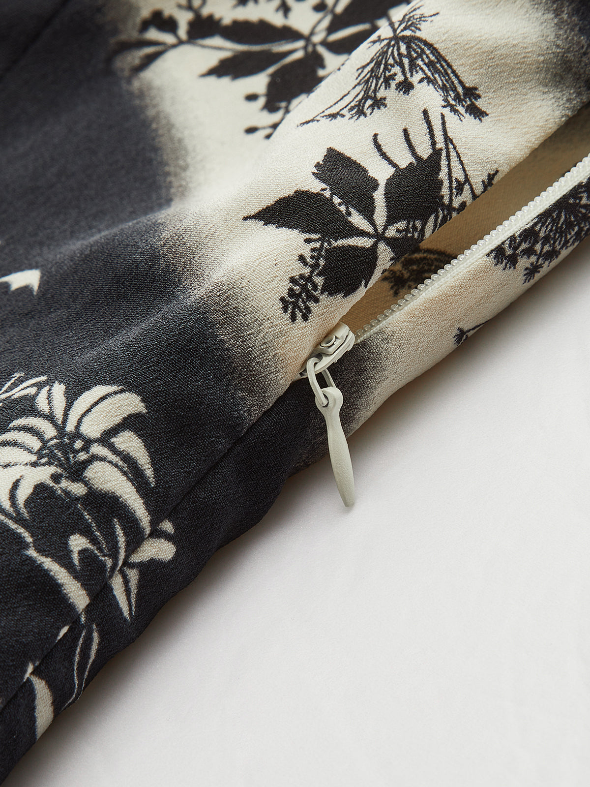 Maxikleid mit Blumenstreifen und gekreuztem Rückenausschnitt