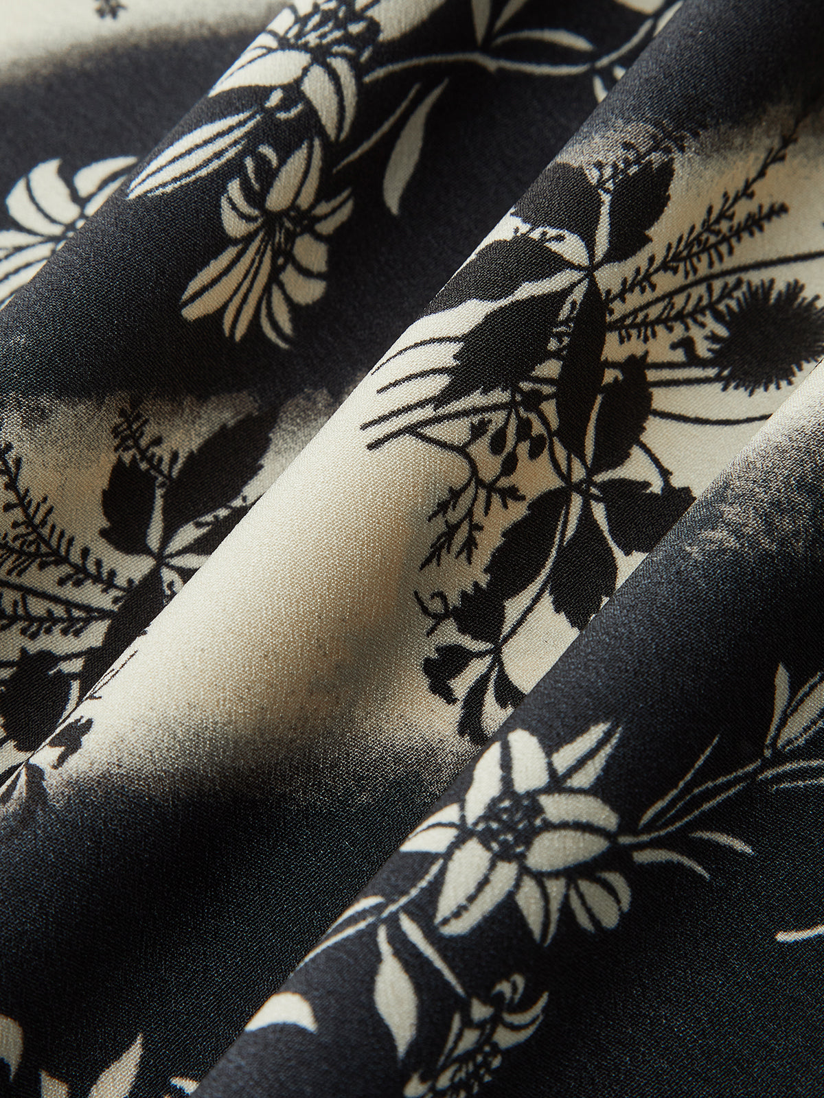 Maxikleid mit Blumenstreifen und gekreuztem Rückenausschnitt