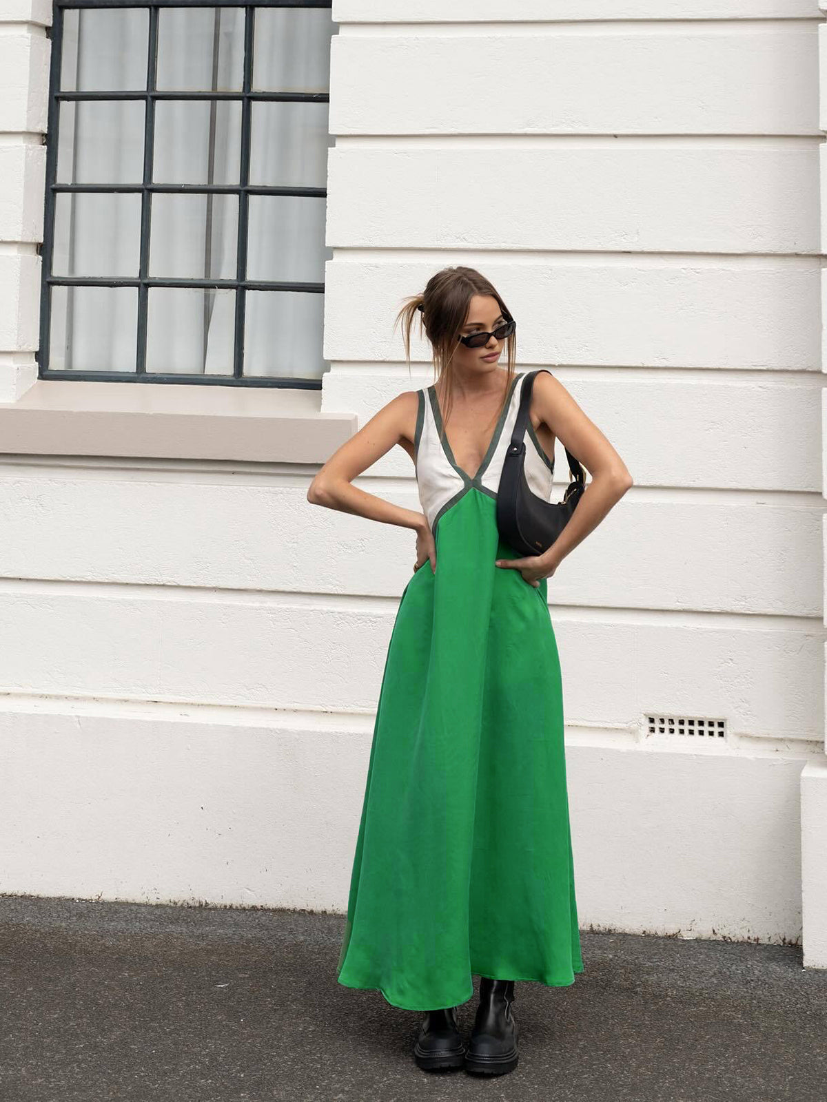 Robe longue à bordure contrastée en satin