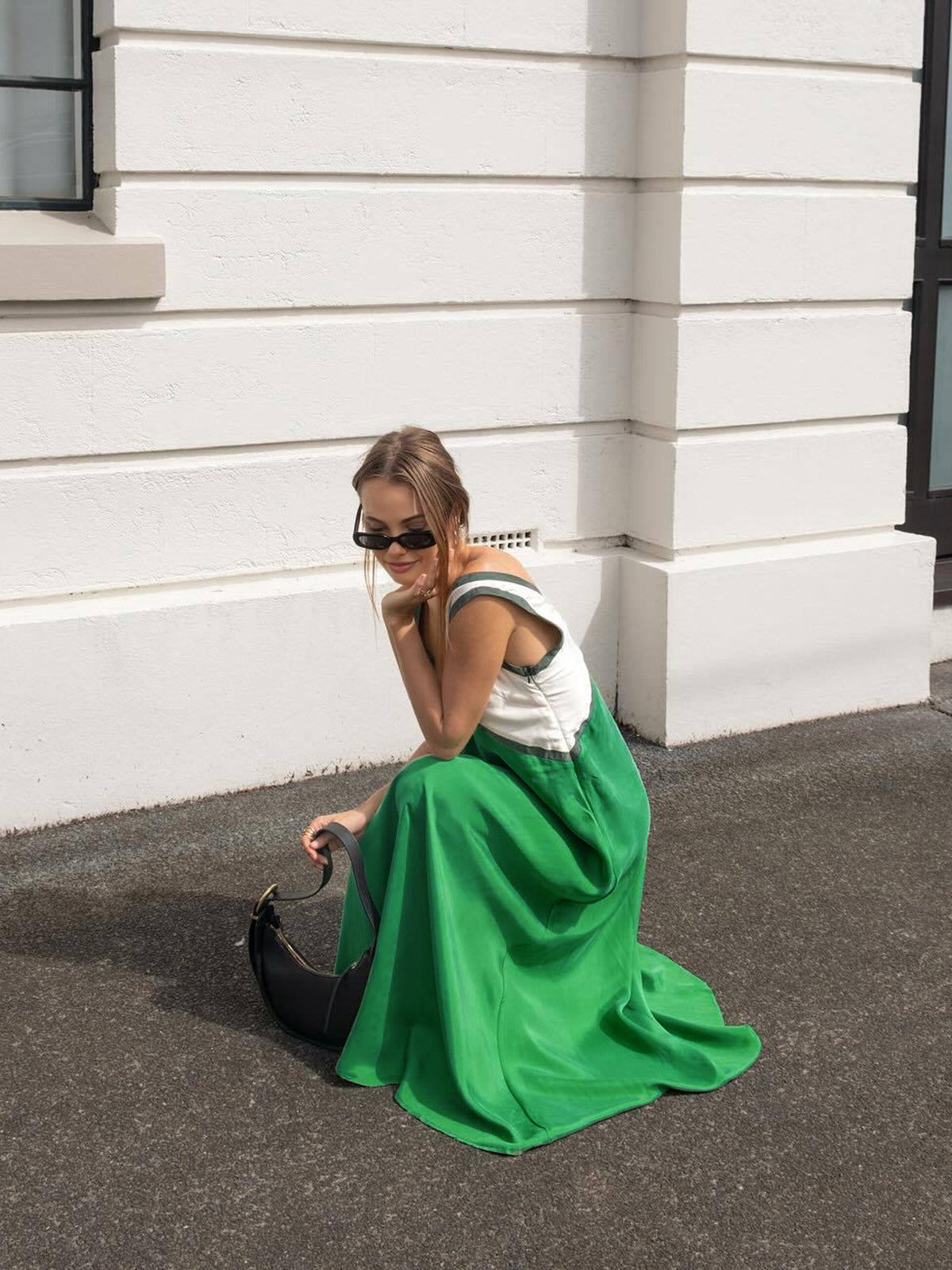 Robe longue à bordure contrastée en satin