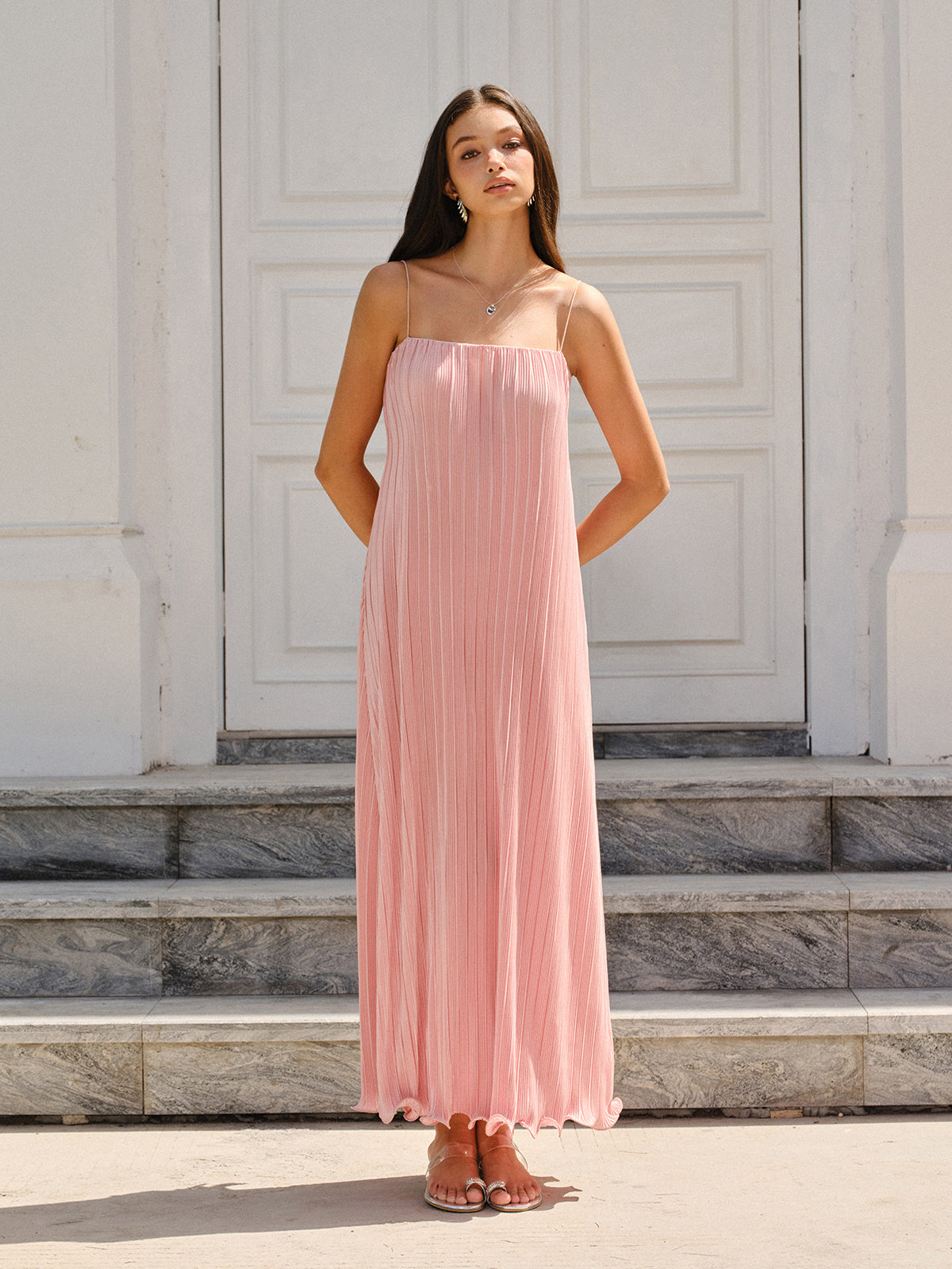 Robe longue plissée verticale à fines bretelles