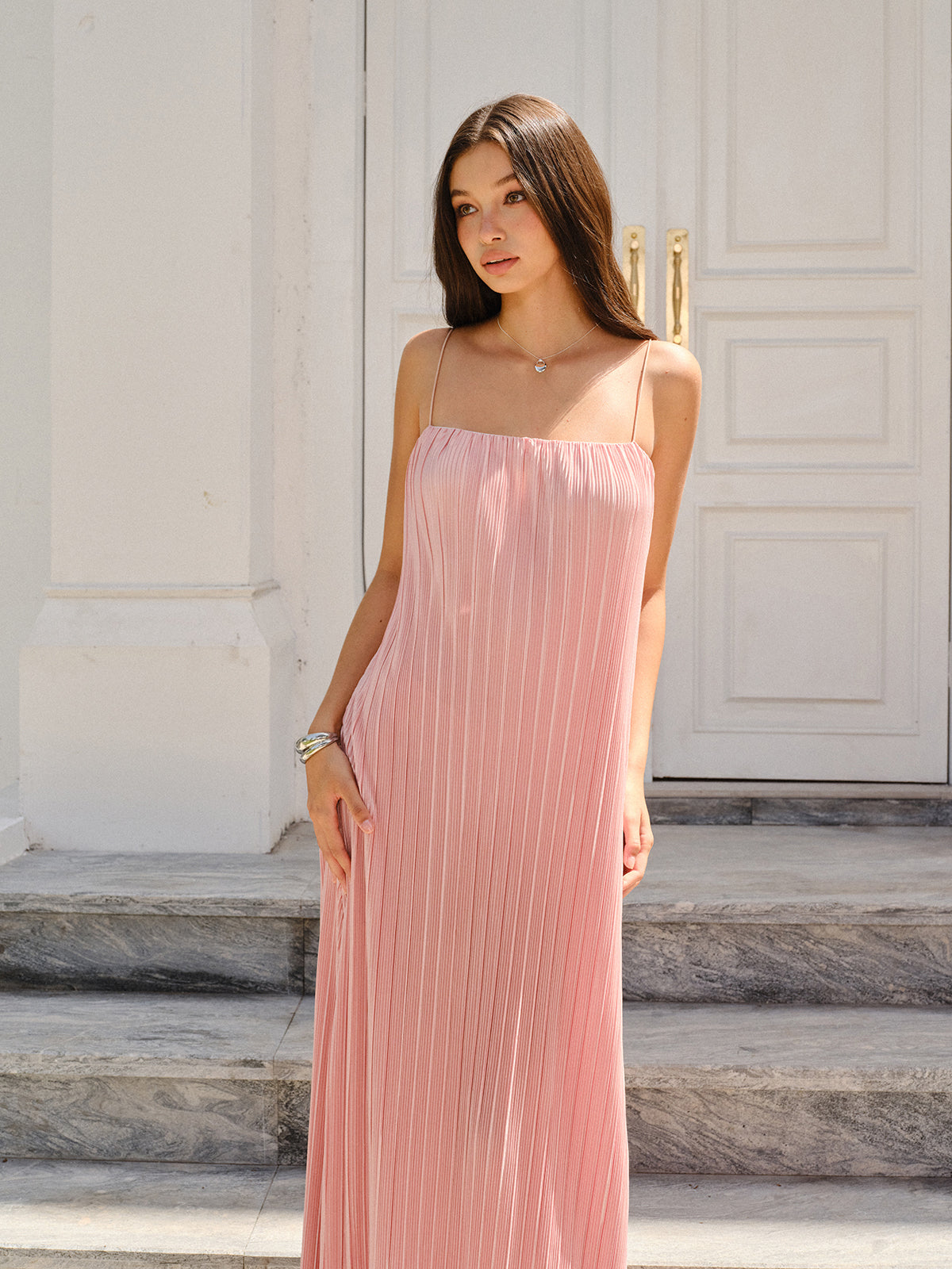 Robe longue plissée verticale à fines bretelles