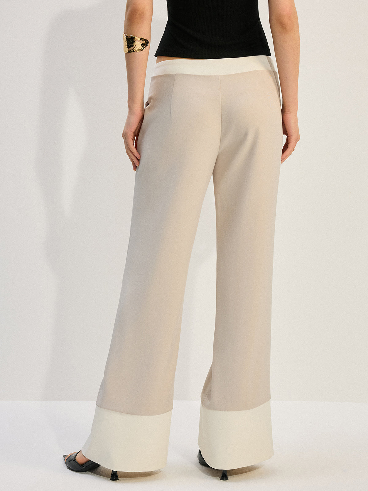Weite Hose mit niedriger Taille und Colorblock-Saum