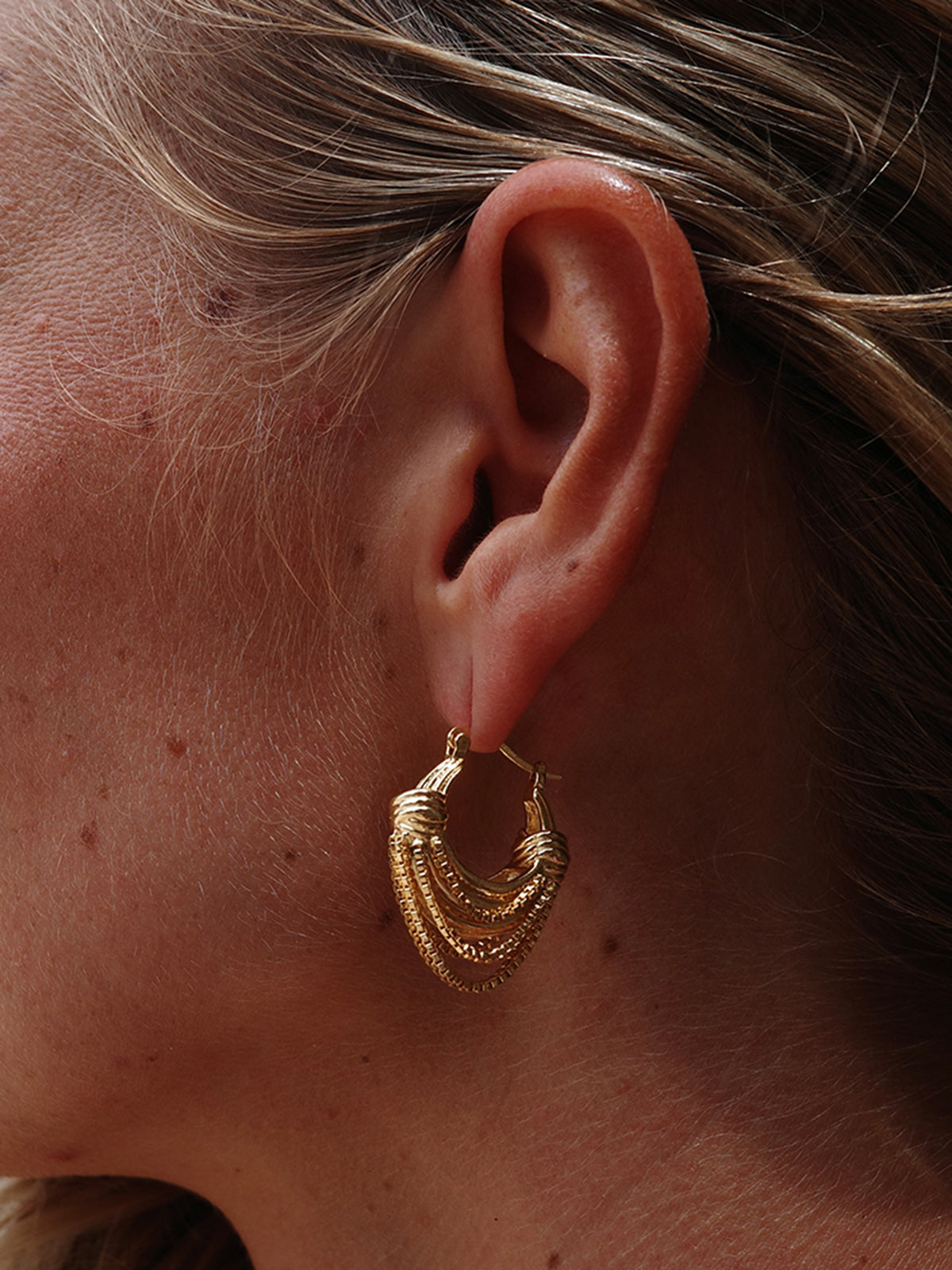Goldene, mehrlagige Creolen