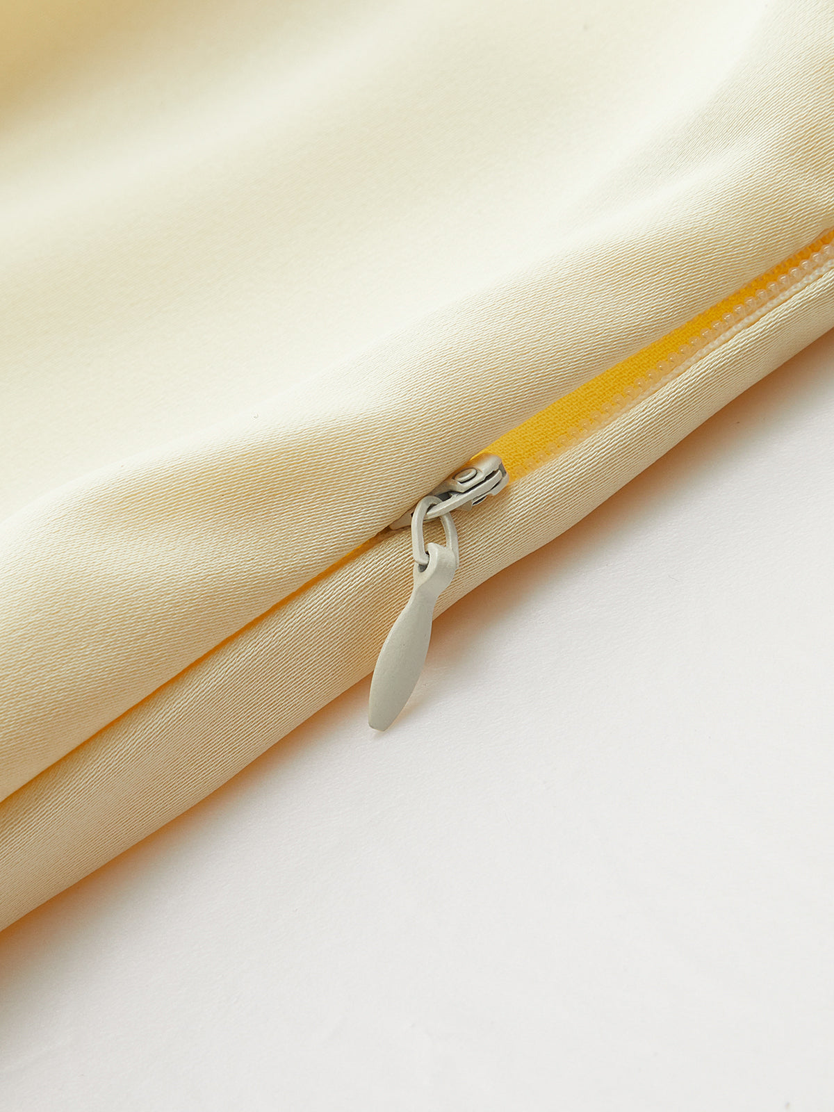 Asymmetrisches Midikleid mit einer Schulter