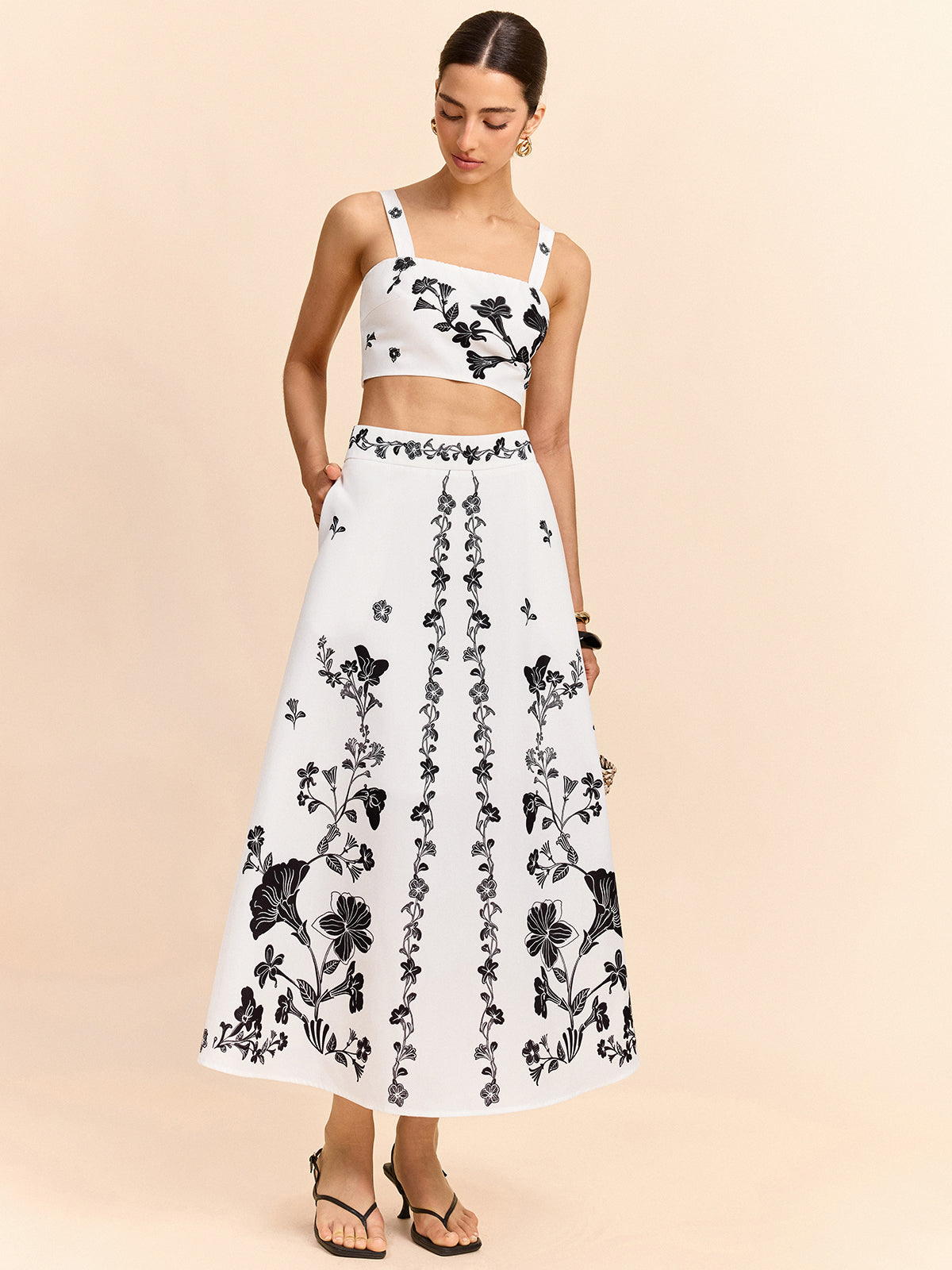 Ensemble crop top et jupe midi brodés de fleurs