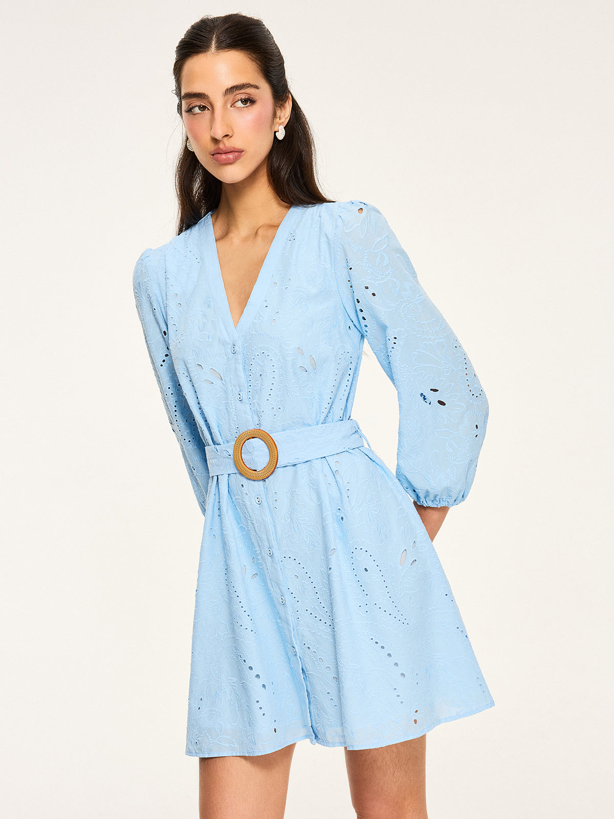 Robe courte à œillets avec ceinture