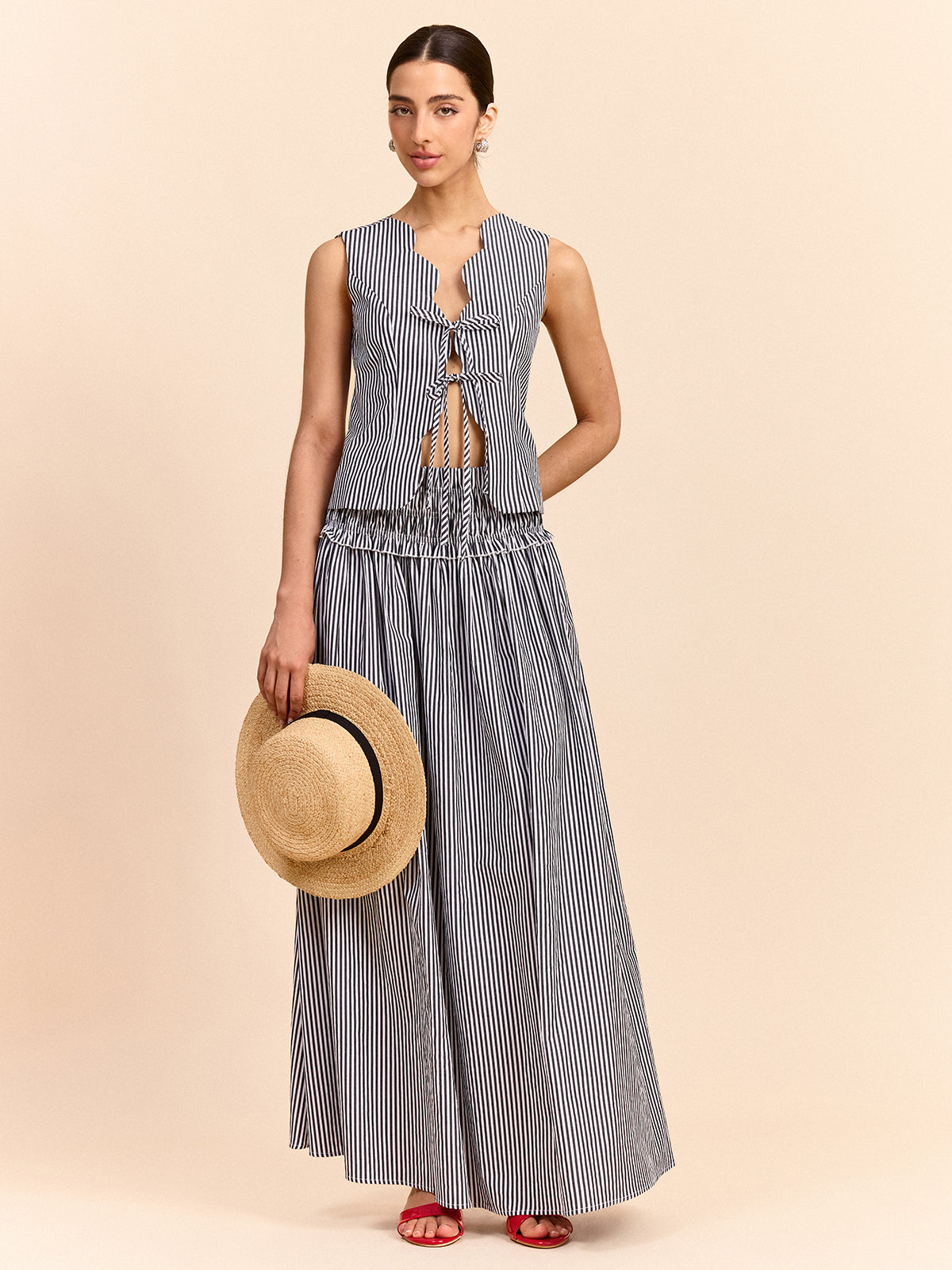 Ensemble haut et jupe rayés à nouer sur le devant