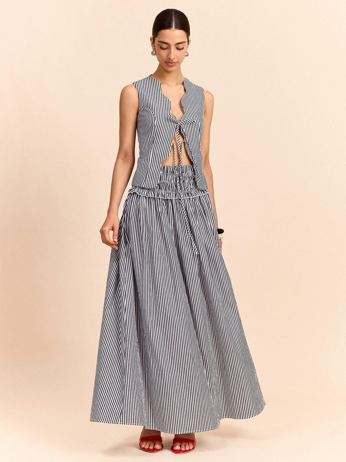 Ensemble haut et jupe rayés à nouer sur le devant