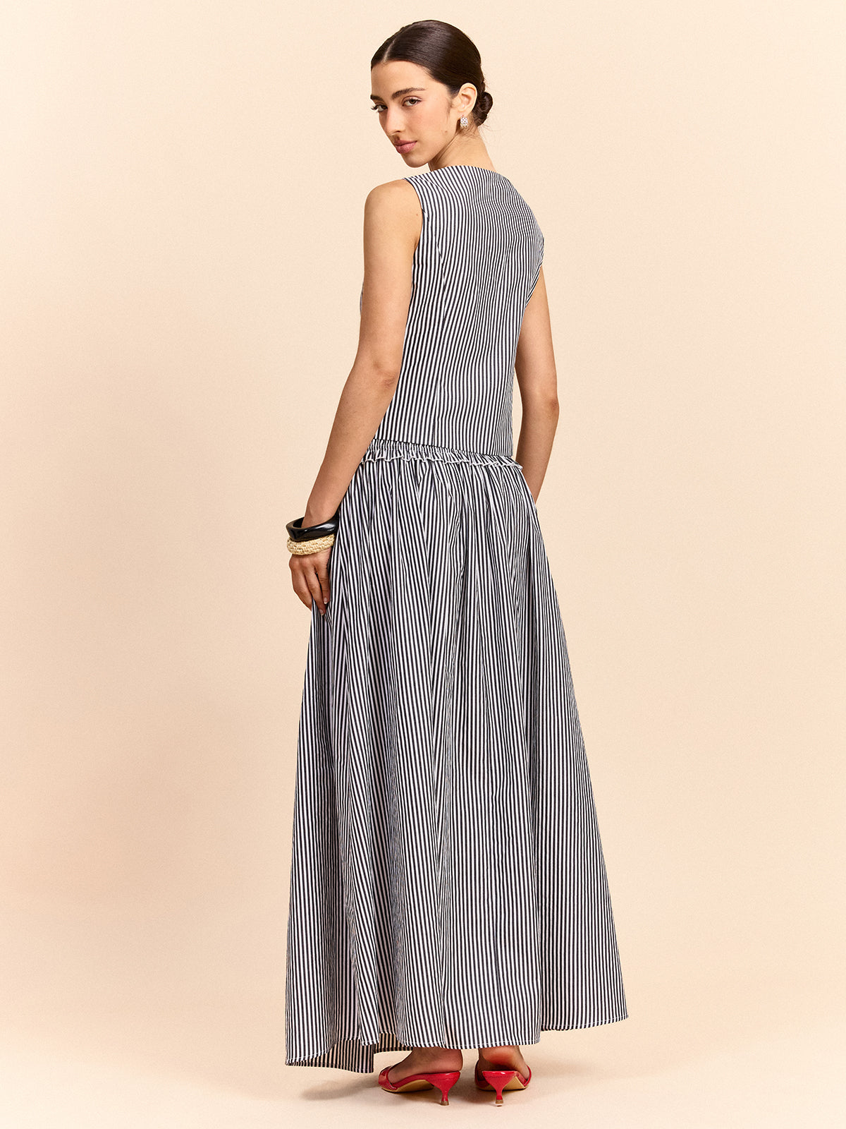 Ensemble haut et jupe rayés à nouer sur le devant