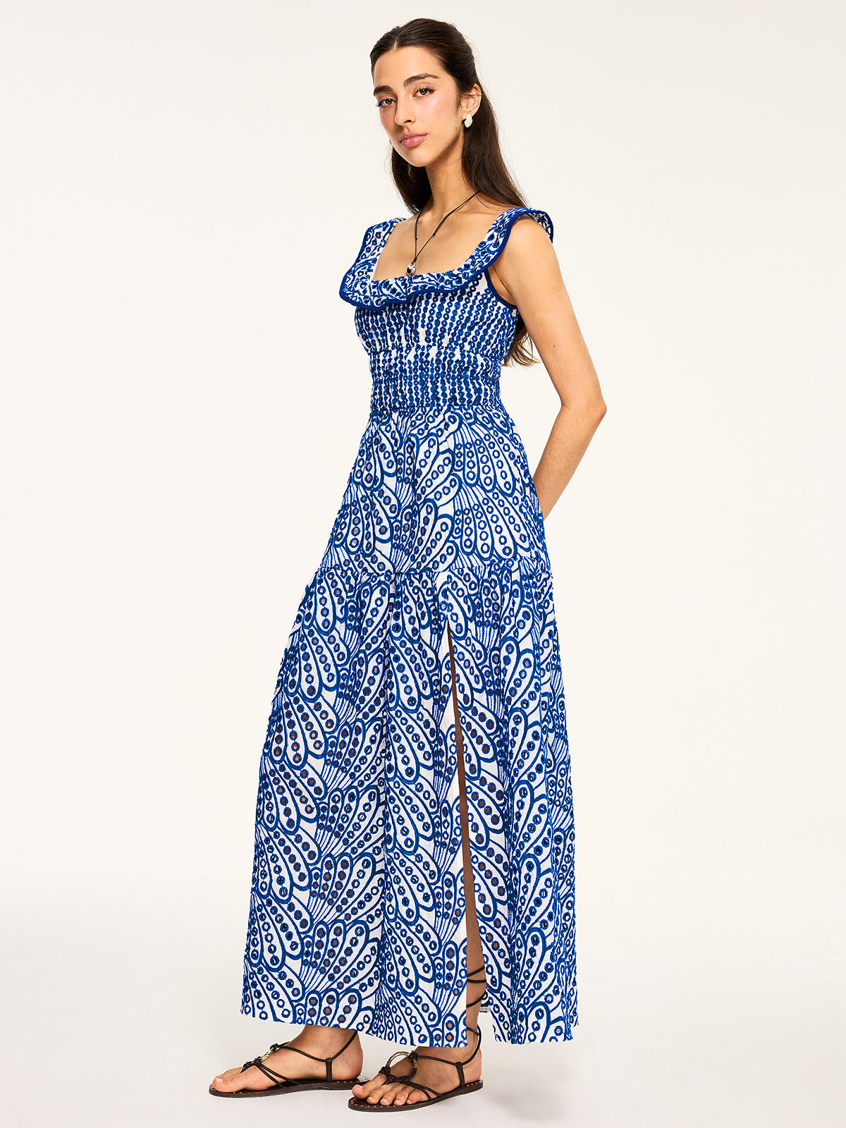 Robe longue semi-transparente brodée à volants