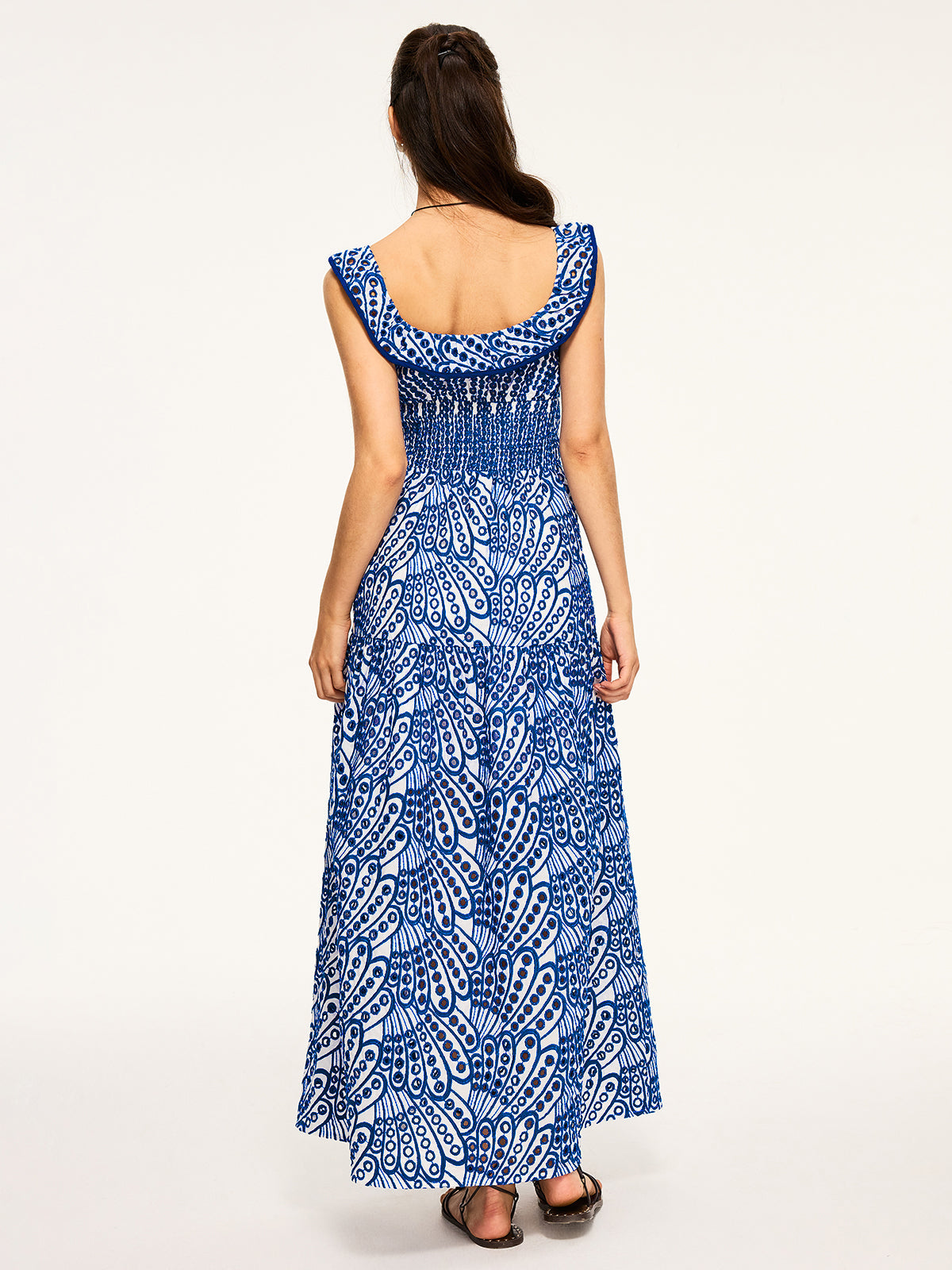 Robe longue semi-transparente brodée à volants