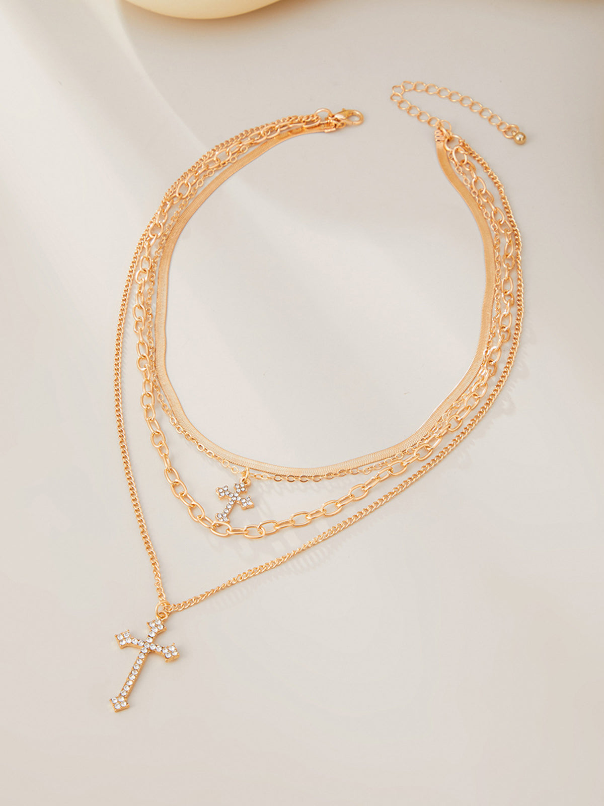 Collier superposé avec pendentif croix
