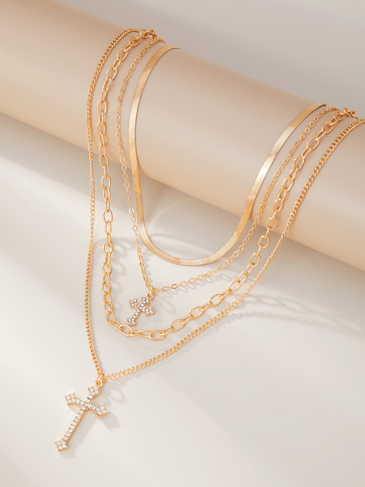 Collier superposé avec pendentif croix