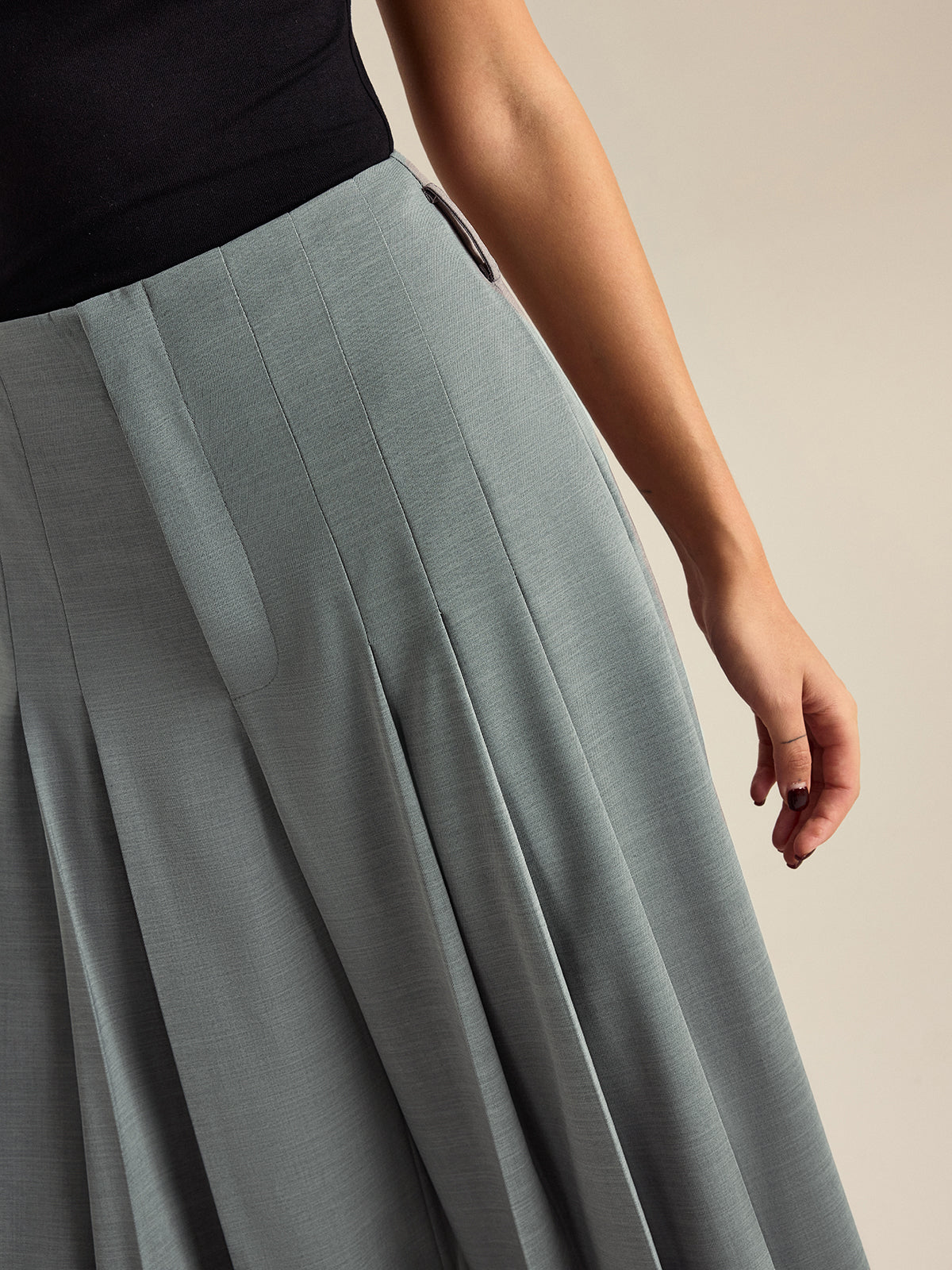 Bundfaltenhose mit weitem Bein