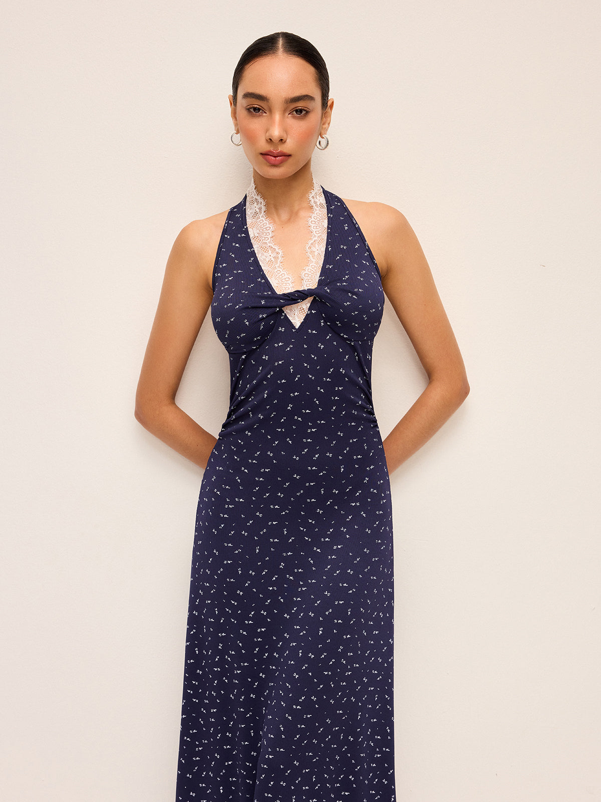Robe imprimée à licou bordée de dentelle
