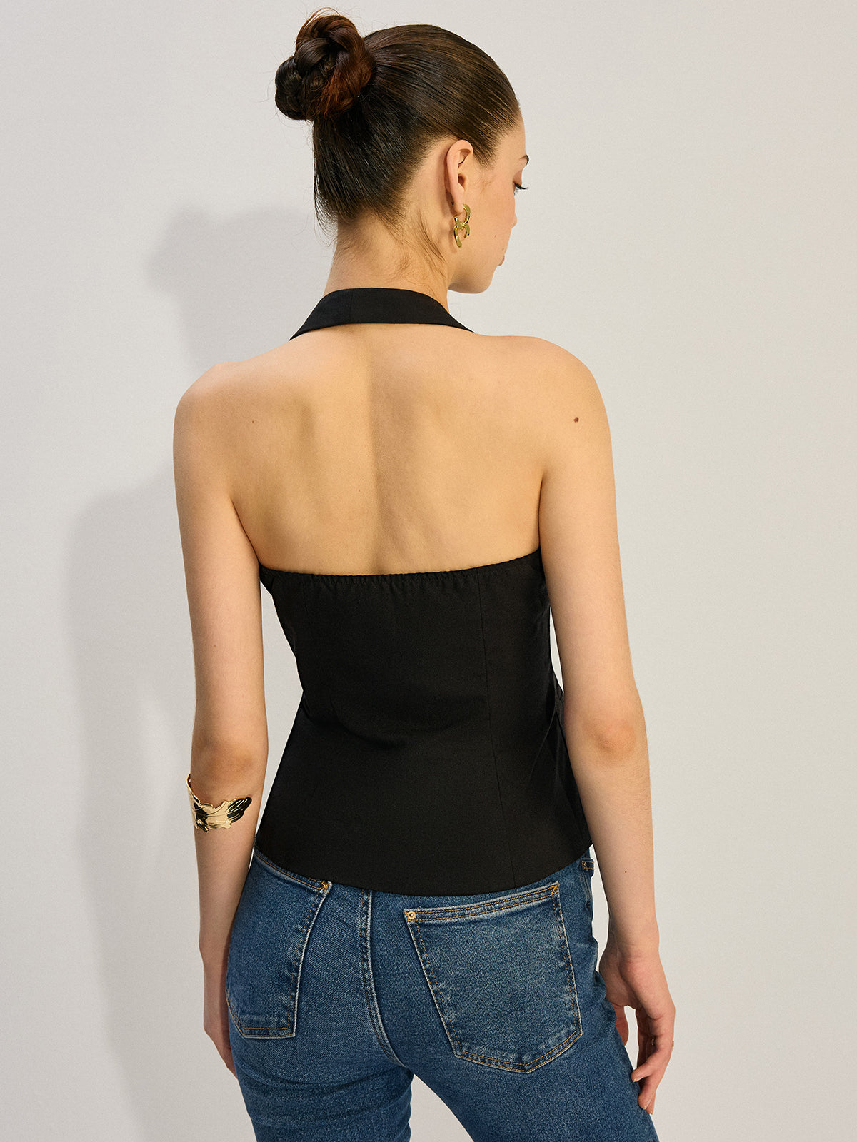 Gilet asymétrique boutonné à encolure dos-nu