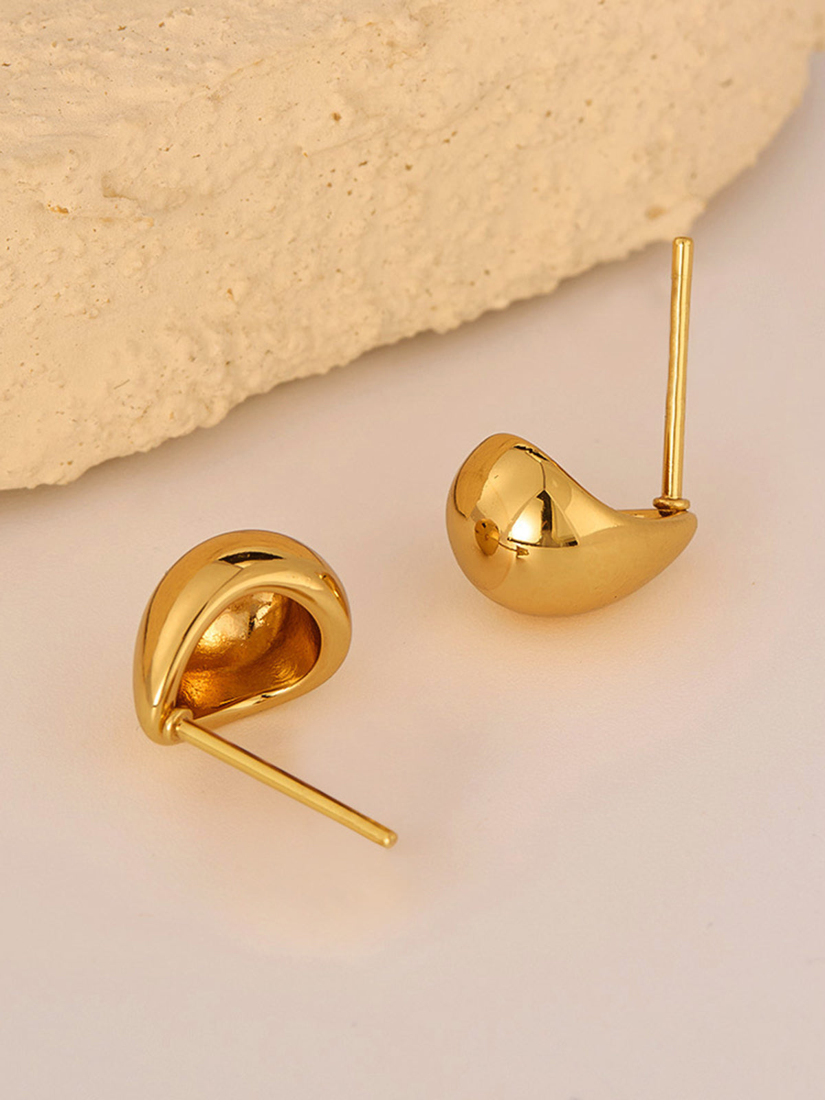 Boucles d'oreilles clous goutte minimalistes