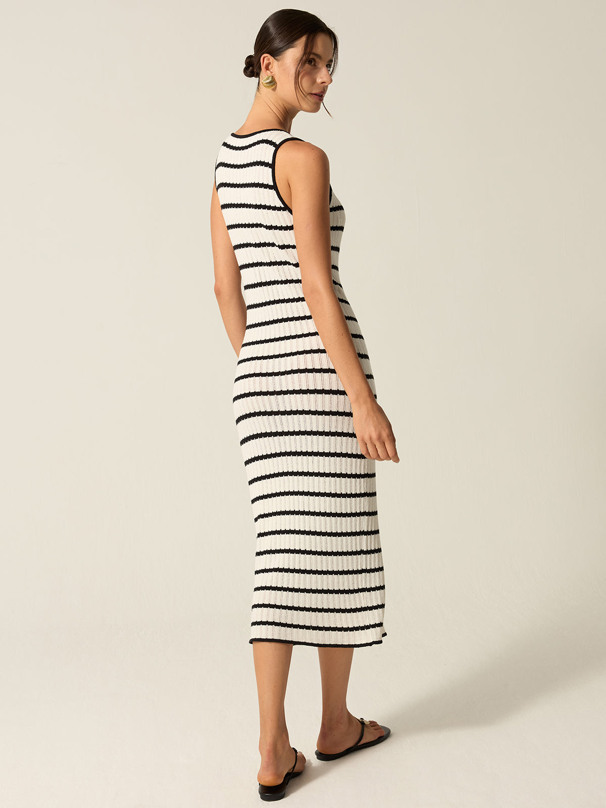 Gestreiftes Strick-Midikleid mit Knopfleiste vorne und Schlitz