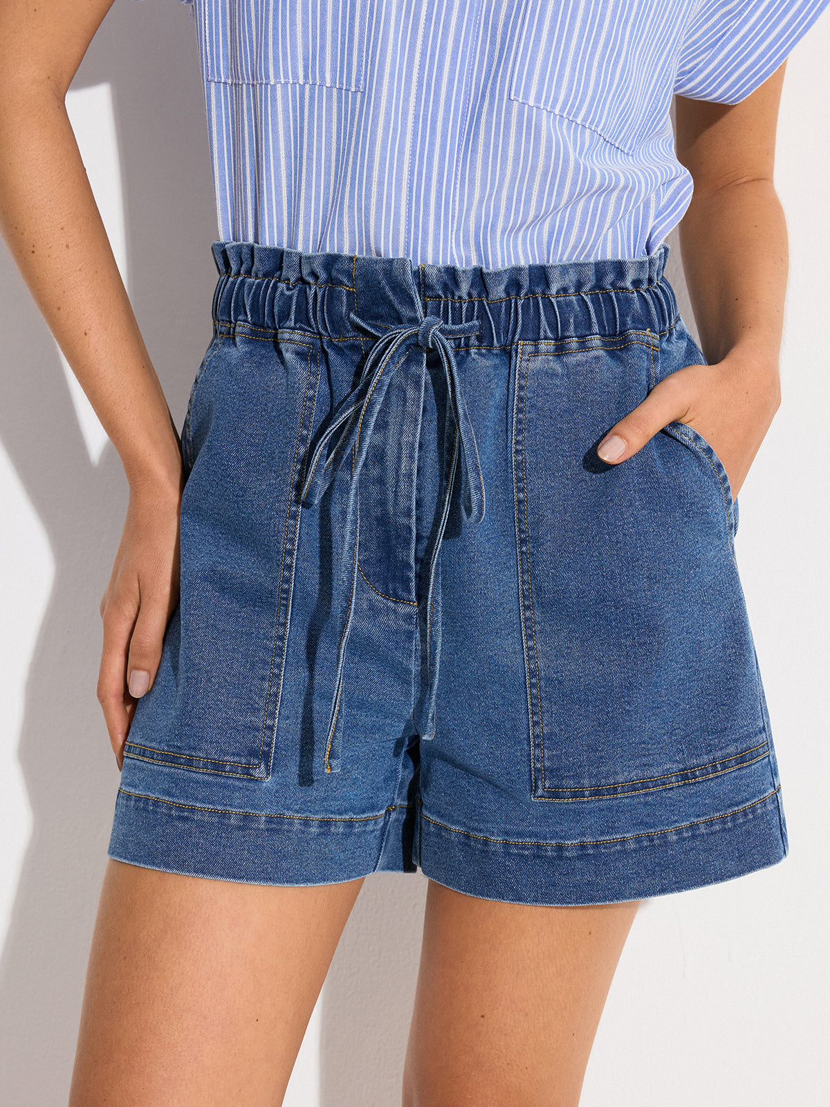 Shorts en jean à taille élastique avec cordon de serrage
