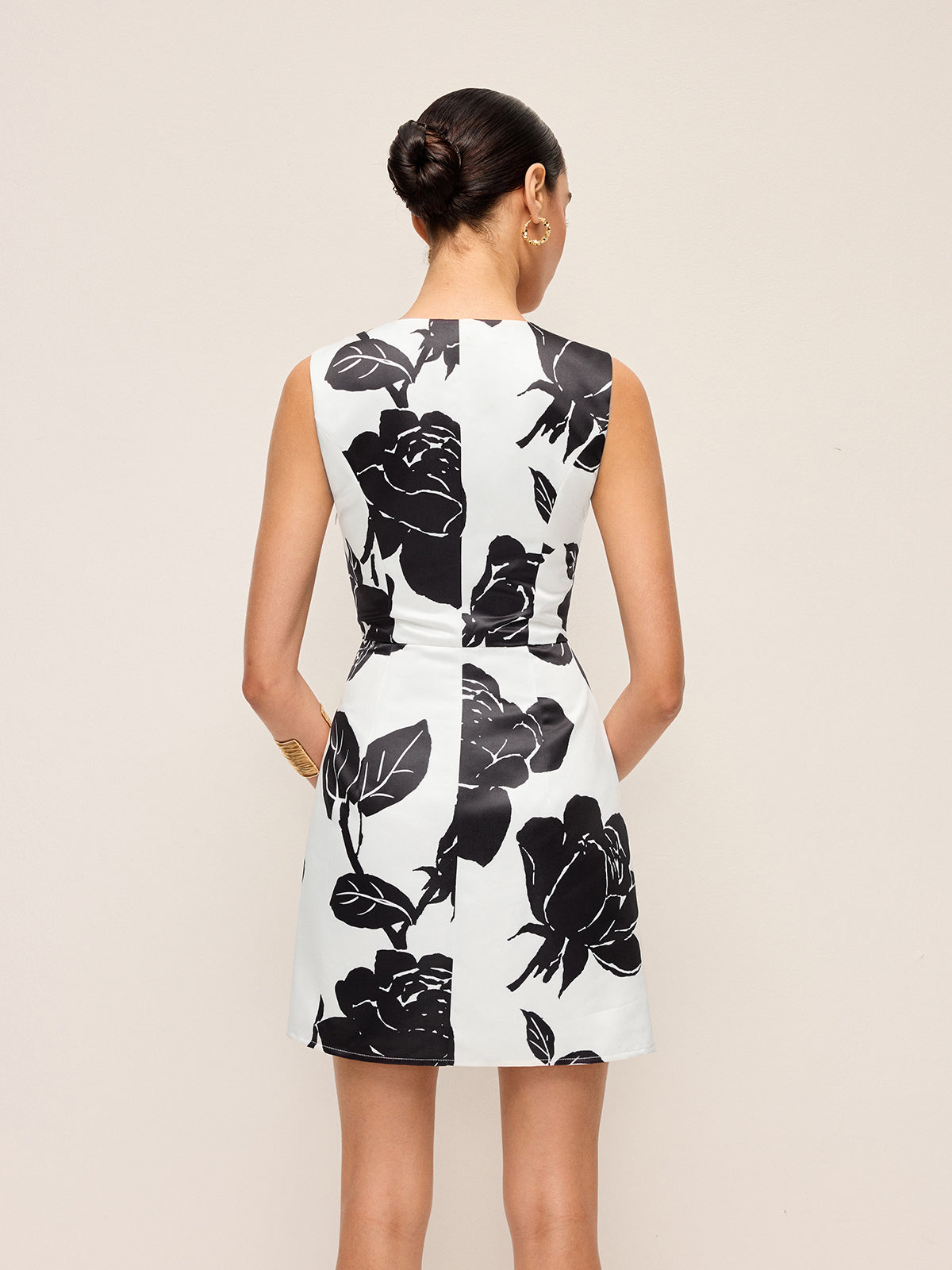 Geblümtes, ärmelloses V-Ausschnitt-Kleid
