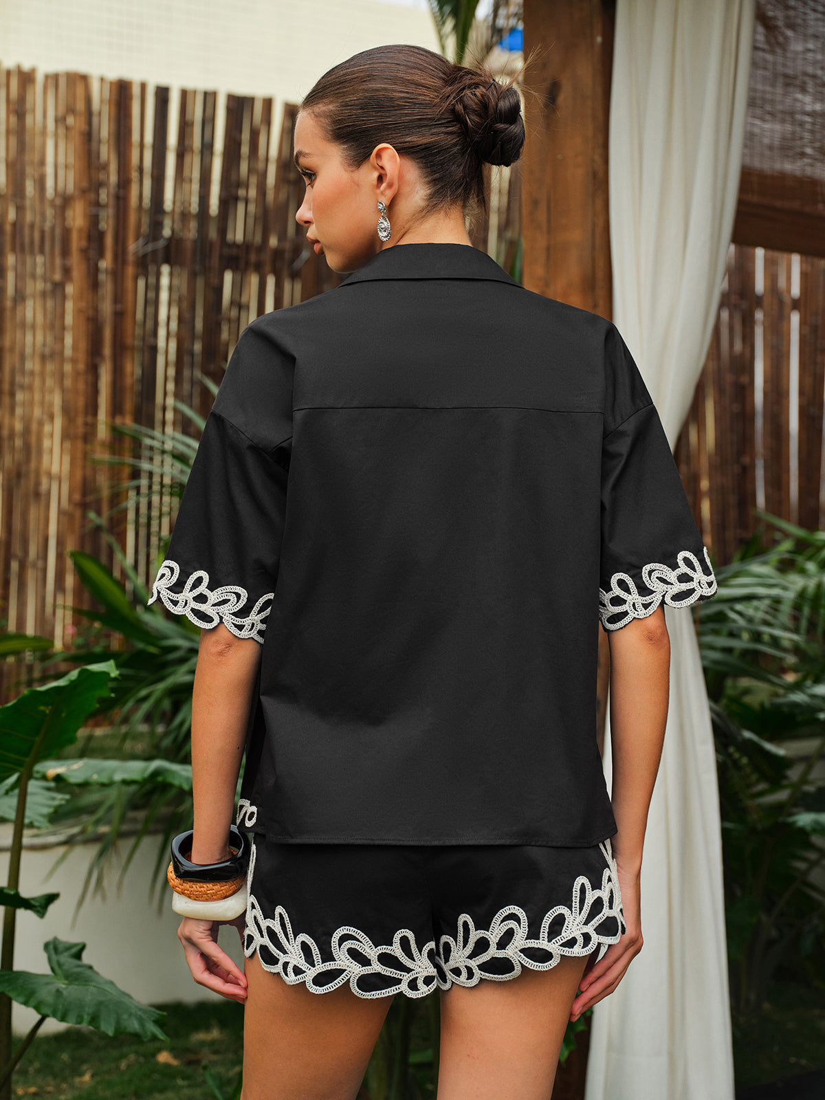 Dreiteiliges Shorts-Set mit bestickter Borte