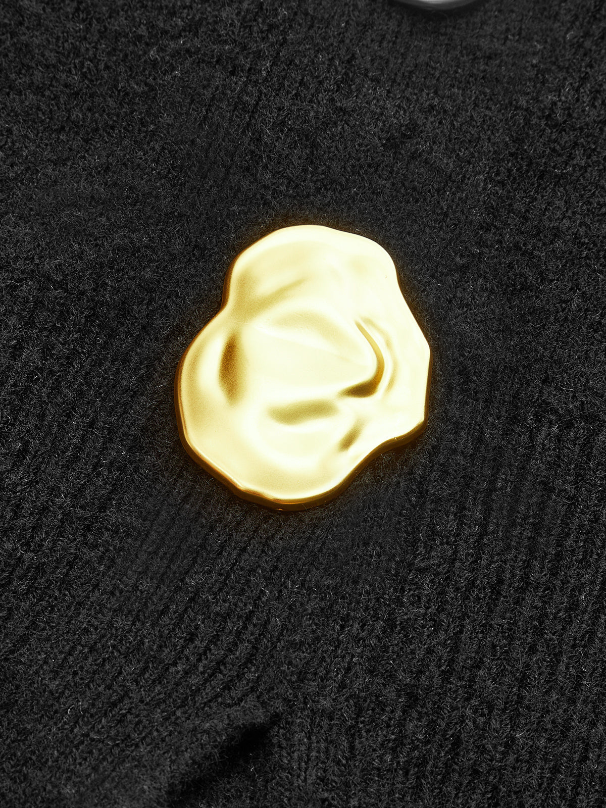 Pullover mit Metallknöpfen und V-Ausschnitt