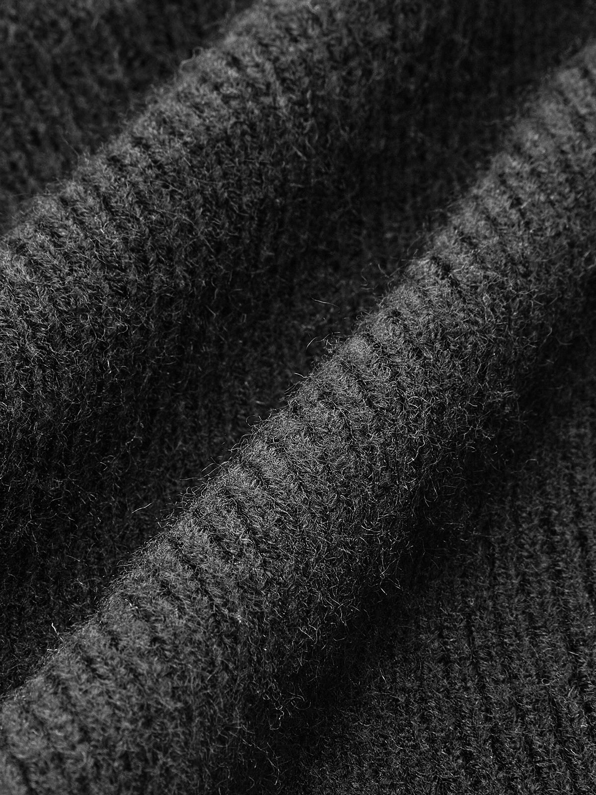 Pullover mit V-Ausschnitt und Metallknöpfen