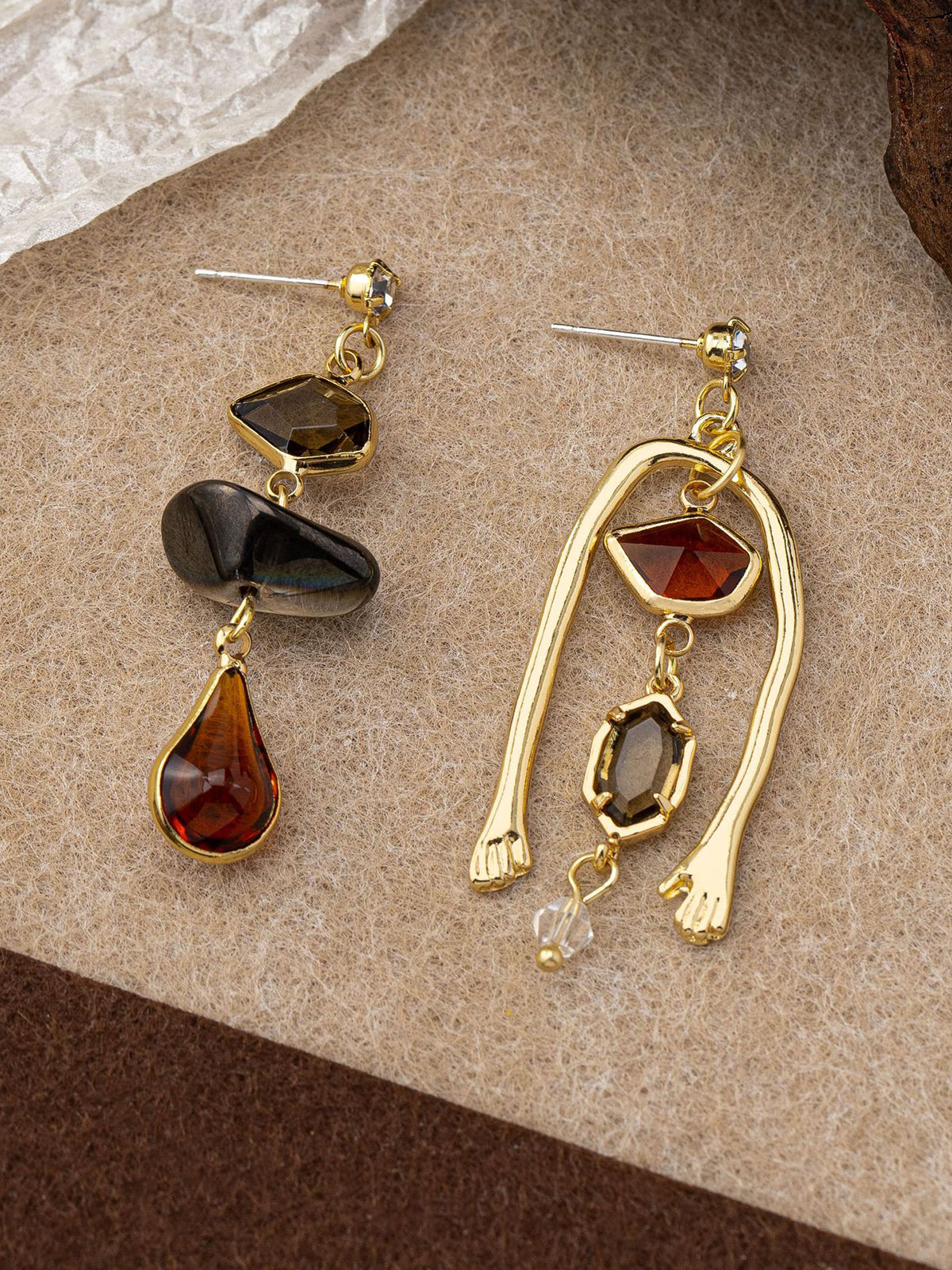 Boucles d'oreilles pendantes asymétriques en pierres précieuses avec détails main