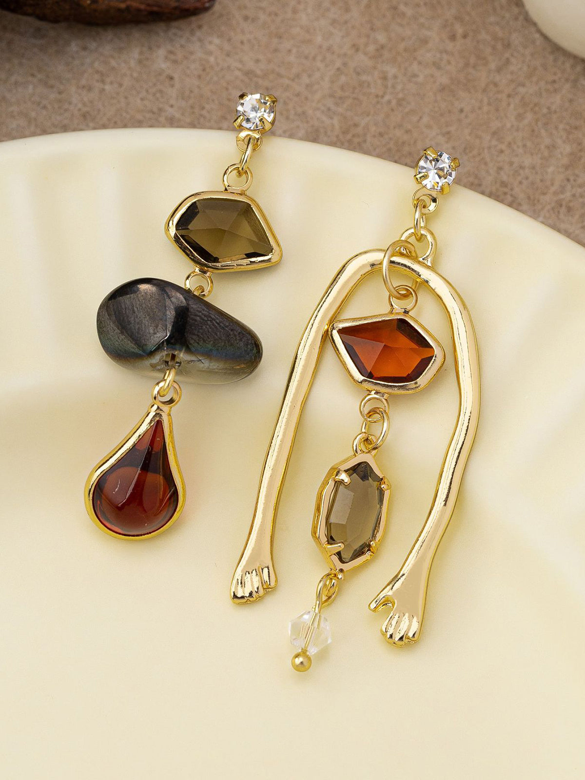 Boucles d'oreilles pendantes asymétriques en pierres précieuses avec détails main