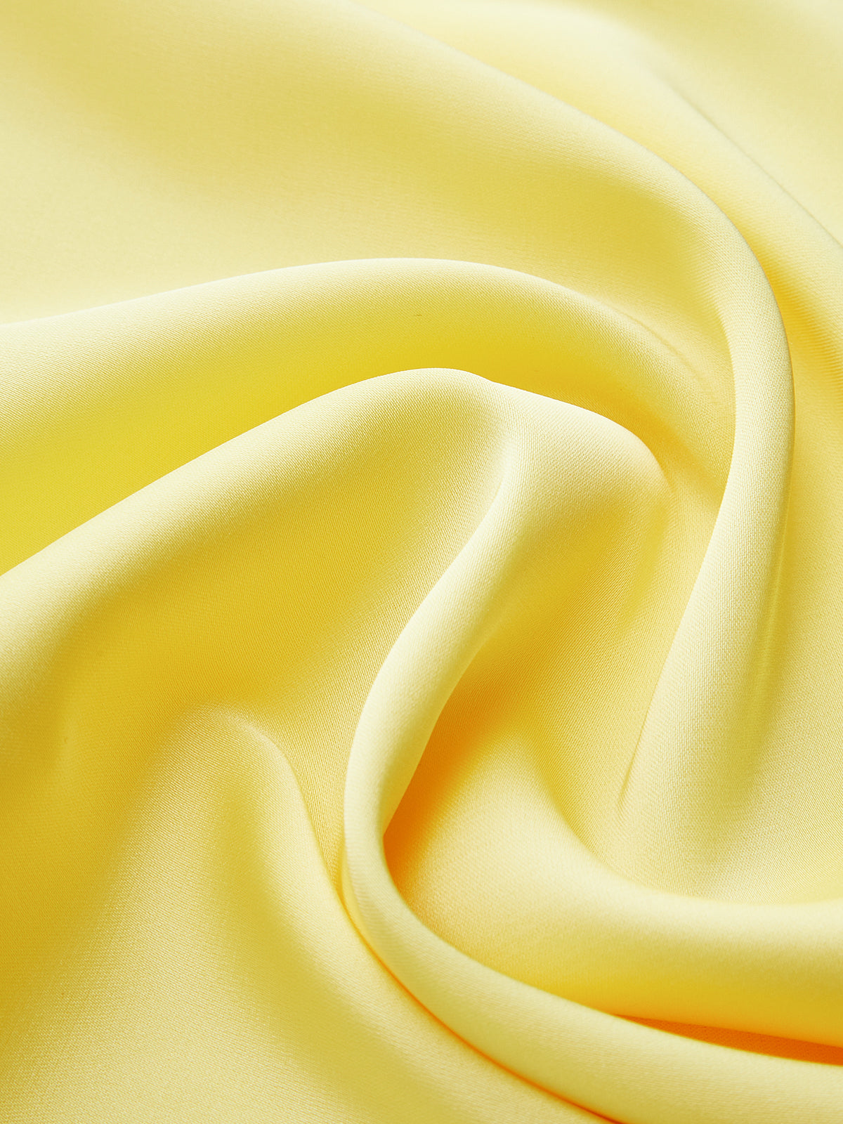 Satin-Top mit Wasserfallausschnitt und überkreuzten Trägern