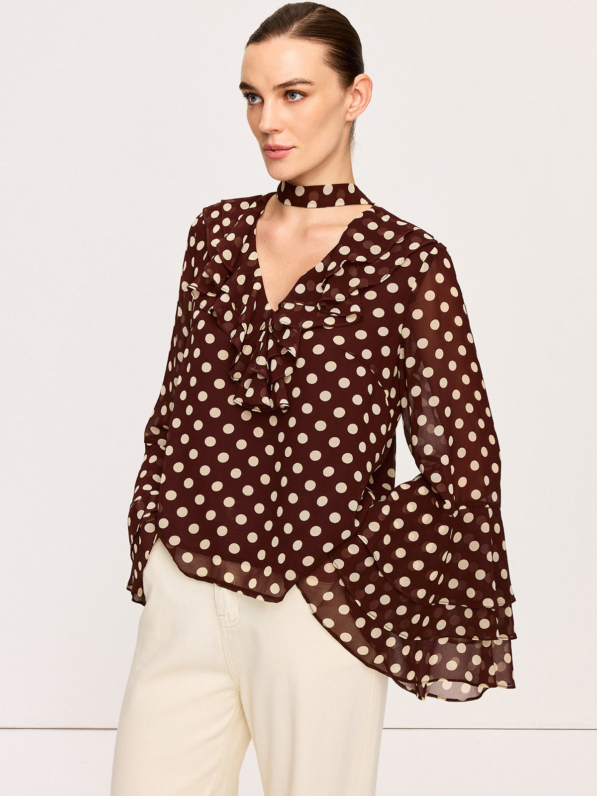 Halbtransparente Chiffonbluse mit Glockenärmeln und Tupfenmuster