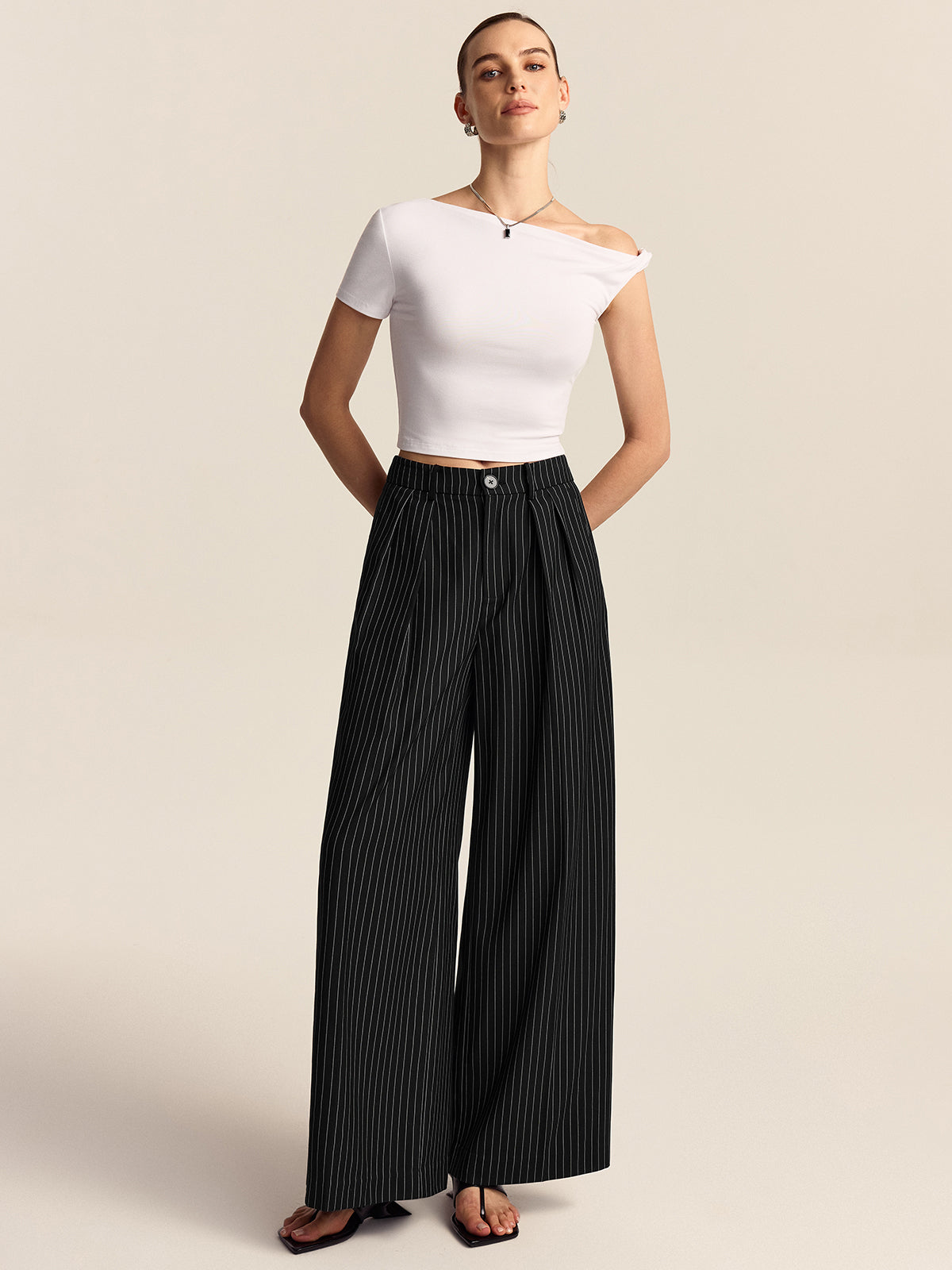 Gestreifte Hose mit weitem Bein