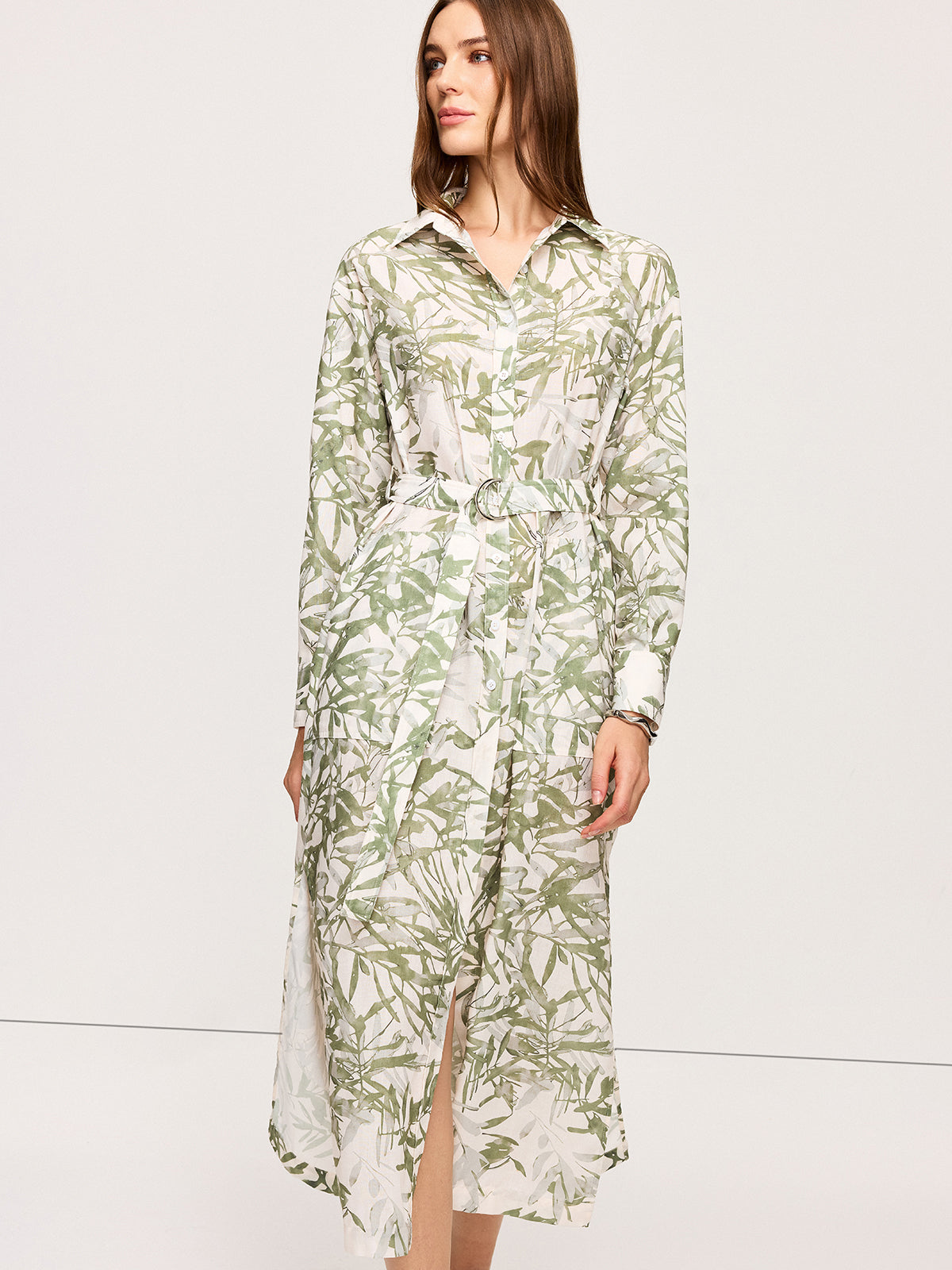 Midikleid mit Blattdruck, Gürtel und Schlitzen
