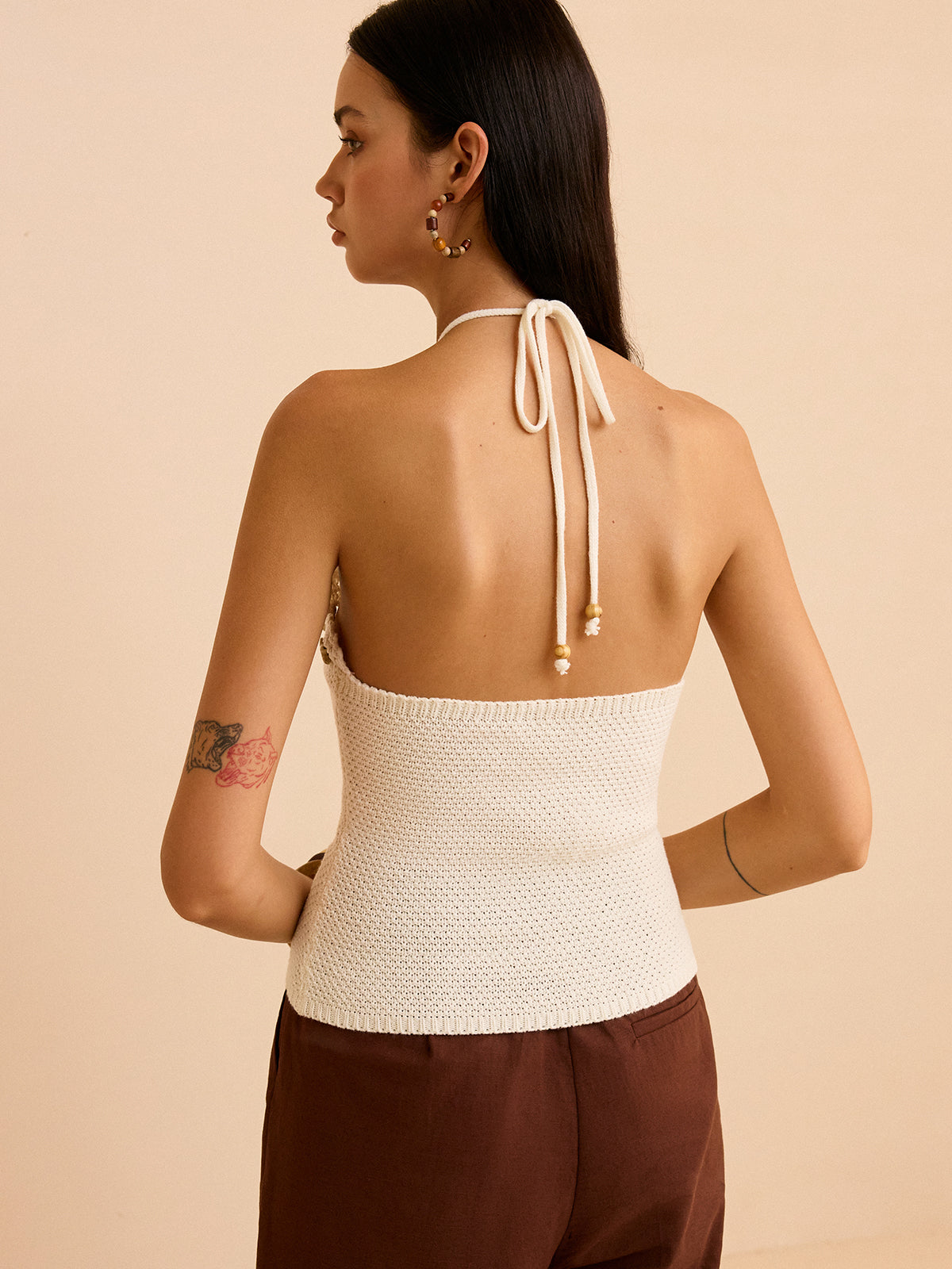 Gehäkeltes Neckholder-Top mit Blumenbesatz
