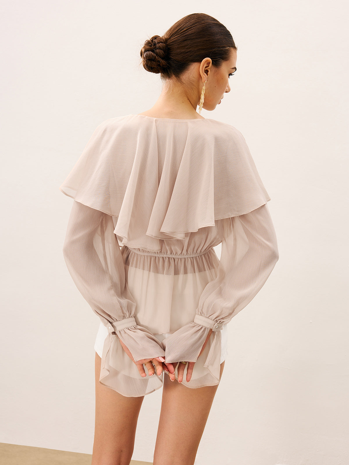 Chemisier en mousseline de soie semi-transparente à volants superposés