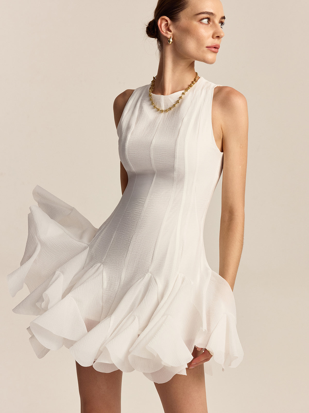 Mini-robe semi-transparente à volants