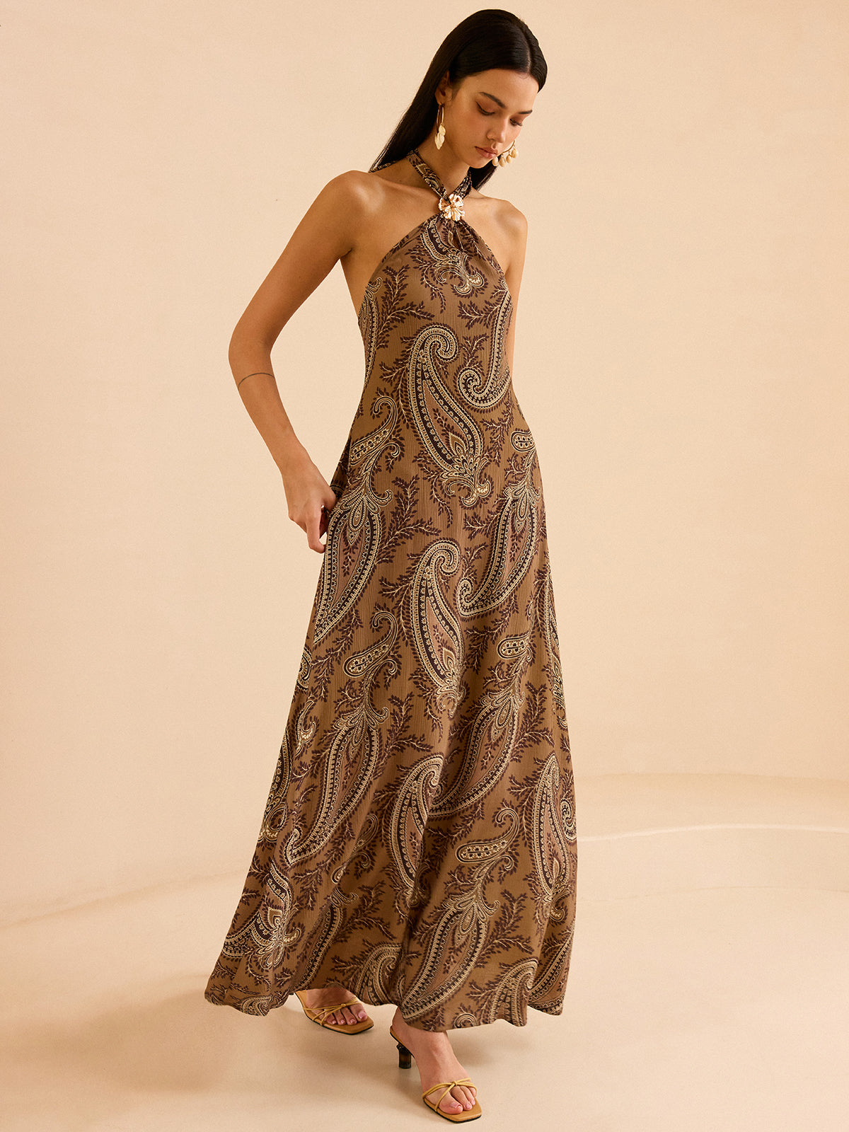 Robe longue dos nu à motif cachemire et col licou