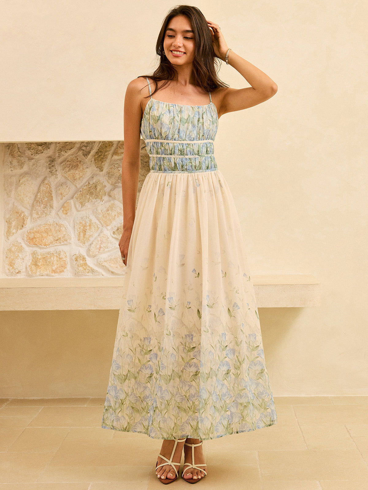 Halbtransparente Maxi-Kleid mit Blumenmuster, Falten in der Taille und Stufenrock