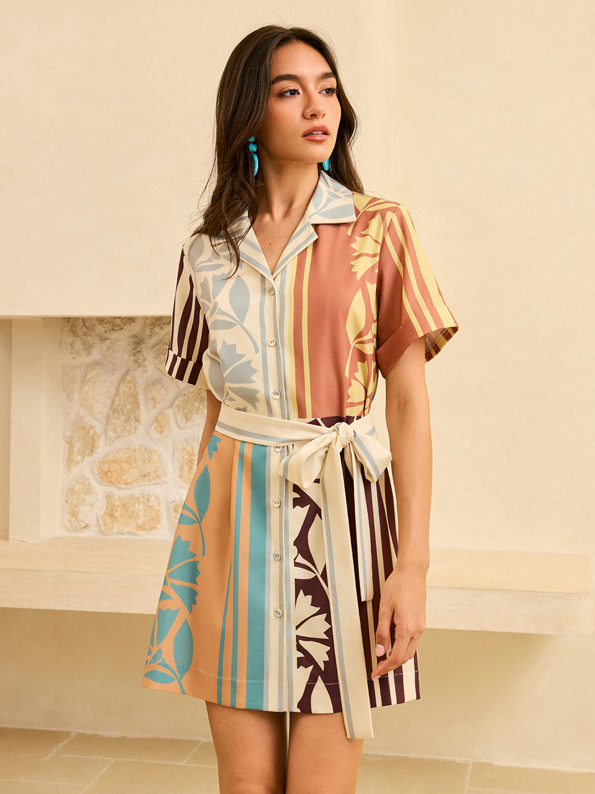 Robe rayée ceinturée à imprimé abstrait