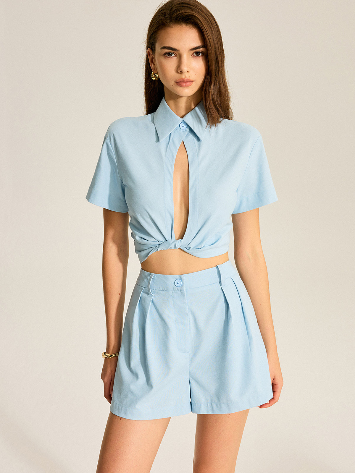 Ensemble chemise courte nouée à l'avant et short à poches