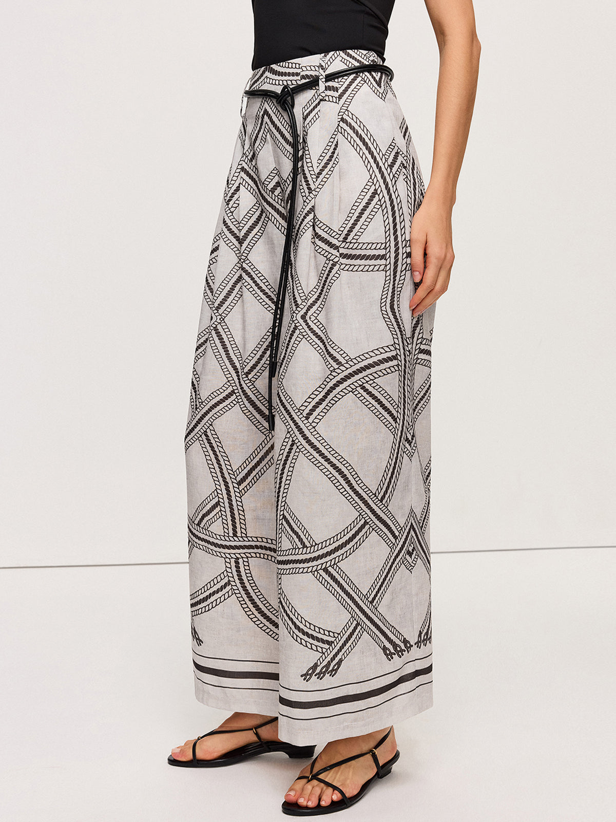 Hose mit weitem Bein, Gürtel und geometrischem Muster
