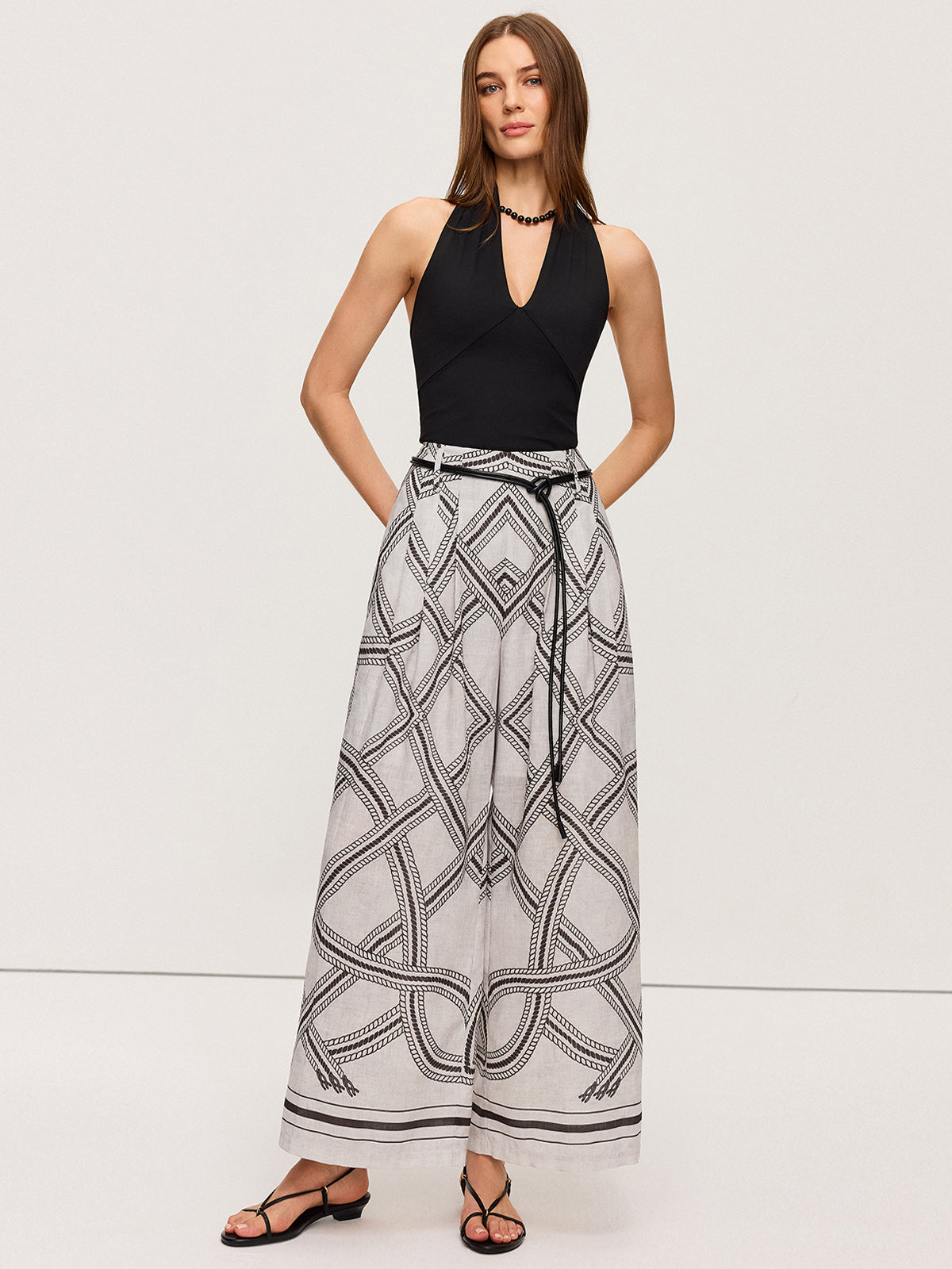 Hose mit weitem Bein, Gürtel und geometrischem Muster