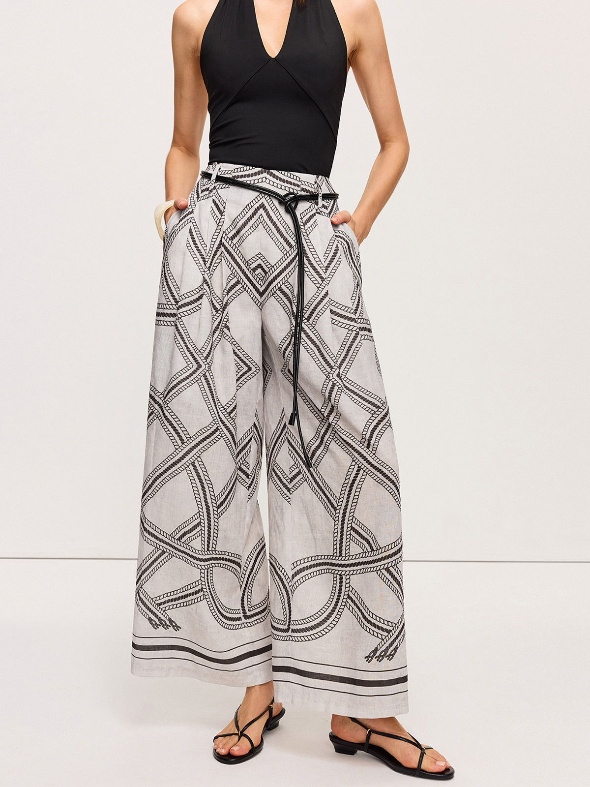 Hose mit weitem Bein, Gürtel und geometrischem Muster